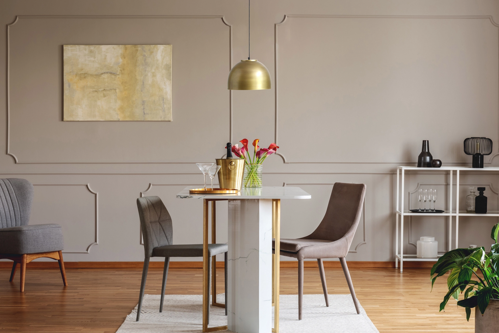 Hängeleuchte HERMI I in Altmessing mit rundem Metallschirm (Ø40 cm) über Esstisch; 1,2 m Kabel, E27-Fassung bis 40 W, empfohlen mit LED. Hersteller: Globo Handels GmbH, Modell 14991H.