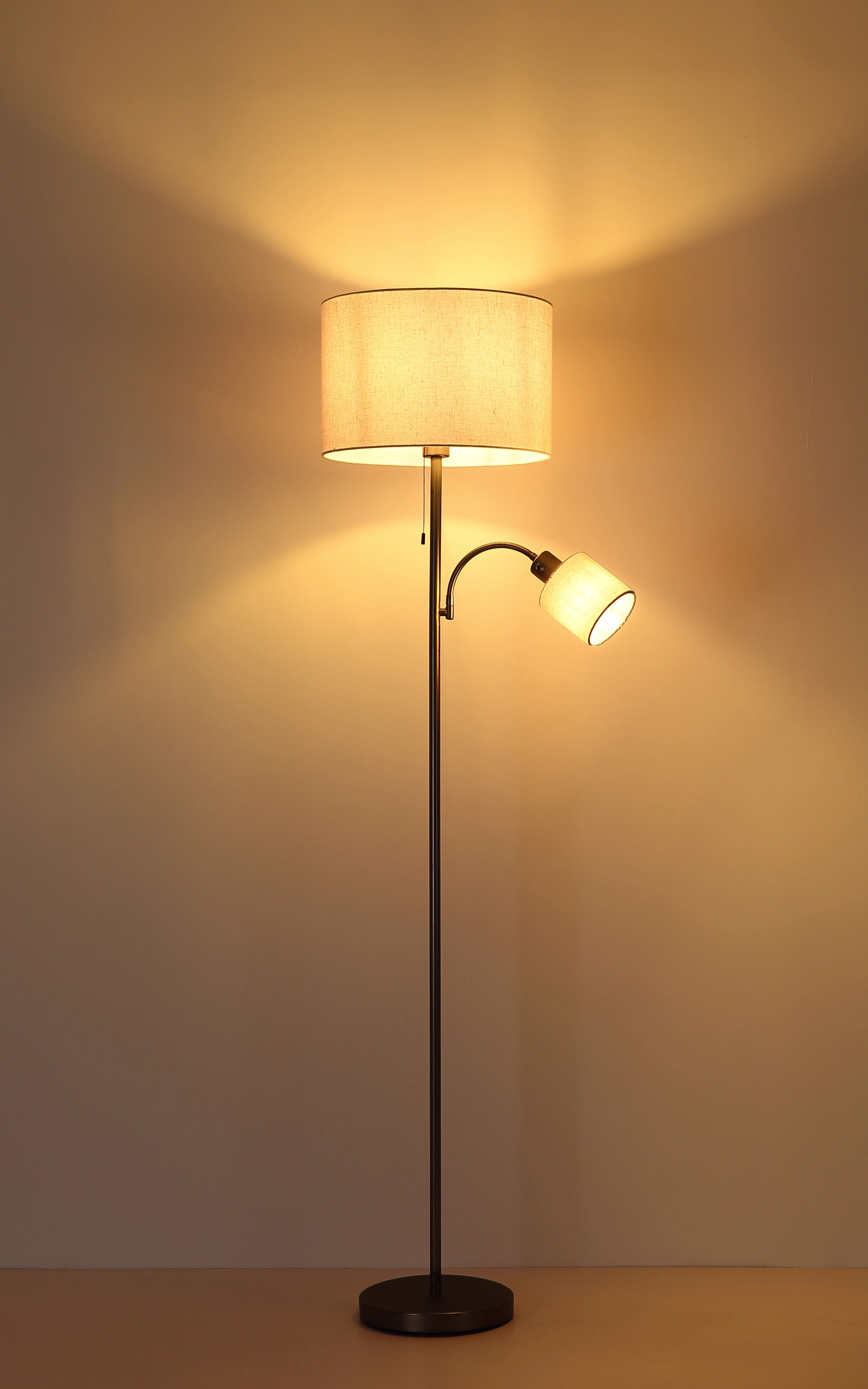 THEA Stehleuchte aus Metall in Schwarz-Chrom matt, Leinenschirm cremefarben. Modernes, elegantes Standlicht mit verstellbarem Lesearm und runder Bodenplatte.