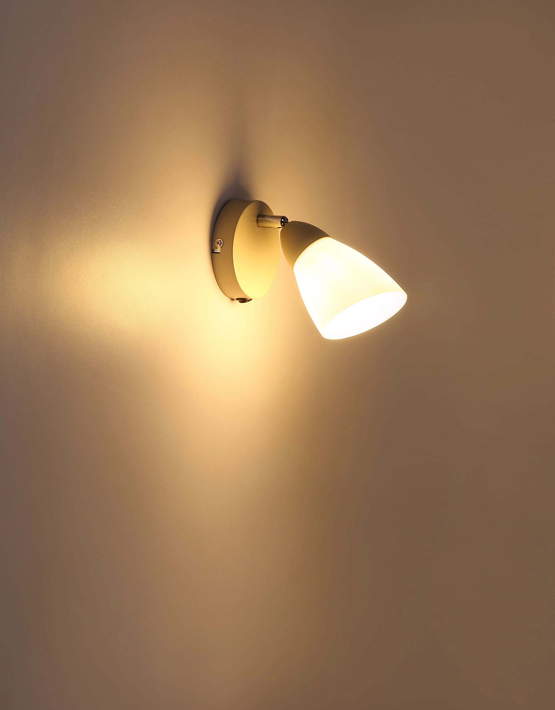 Leuchtender Wandstrahler PAULA aus Metall sandfarben matt mit opalem Glas, warmweiß strahlend; Produkt von Globo Handels GmbH, Modell 81800143 – verstellbarer Spot für Wohnräume.