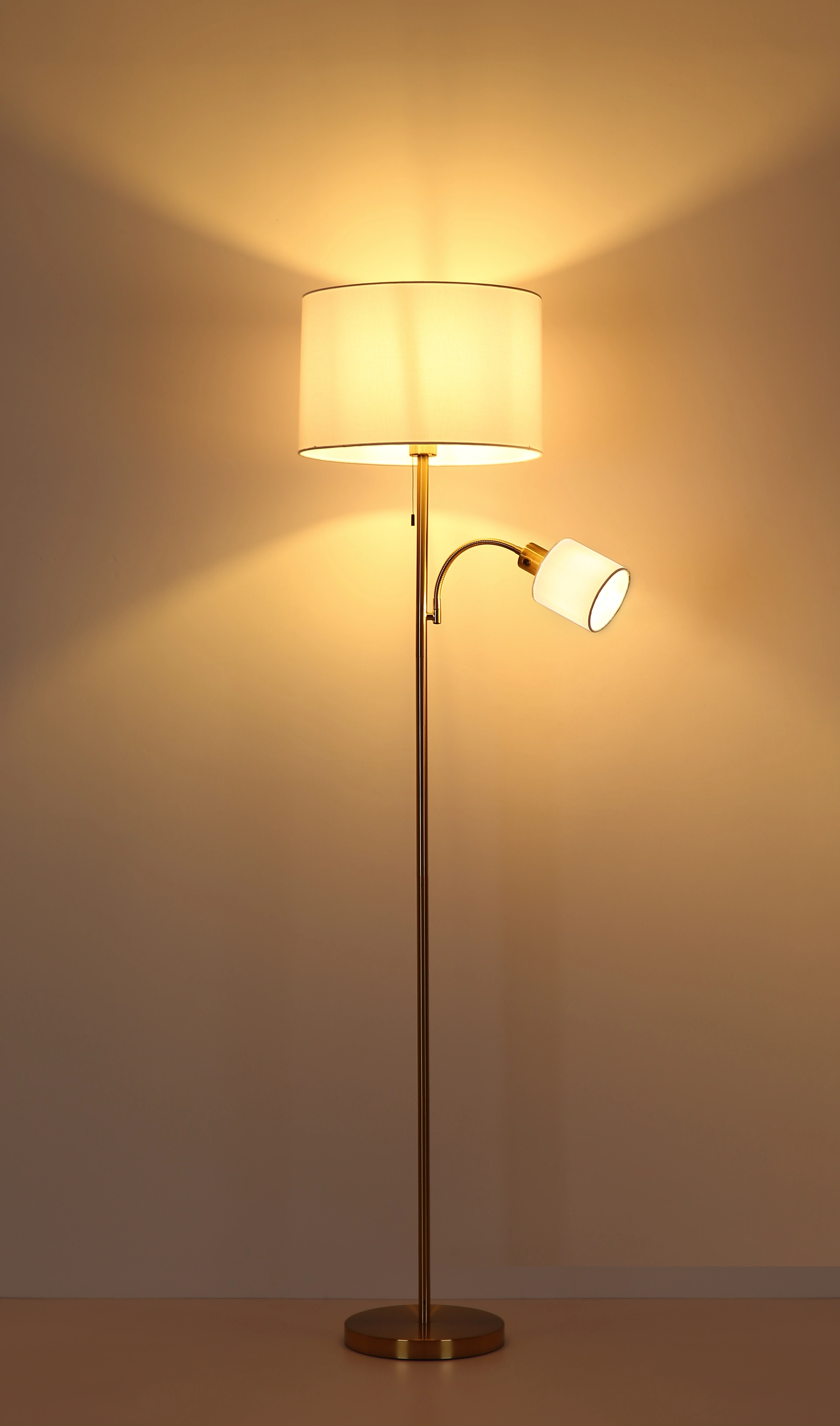 TRUETT Stehleuchte aus Metall in messingfarbener, matter Oberfläche mit weißem Leinenschirm; stilvolle Leselampe von Globo Handels GmbH