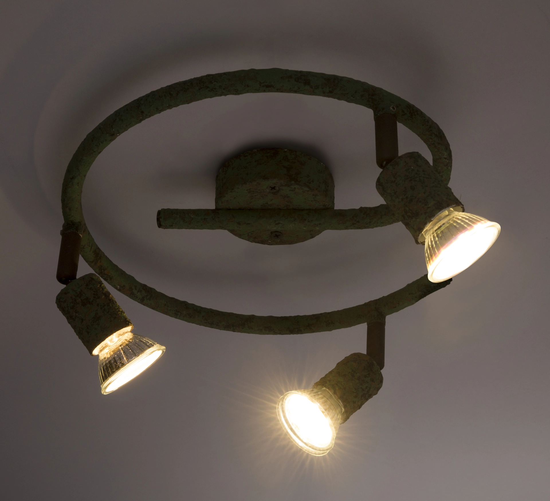 Deckenstrahler OLANA von Globo Handels GmbH: grünes, rostfärbiges Metall, e-förmiger Arm mit 3 beweglichen Spots, GU10 LED 3x3W, gesamt 750 Lumen, 3000K warmweiß, Modell 57381-3G – ideal zur wohnlichen Akzentbeleuchtung.