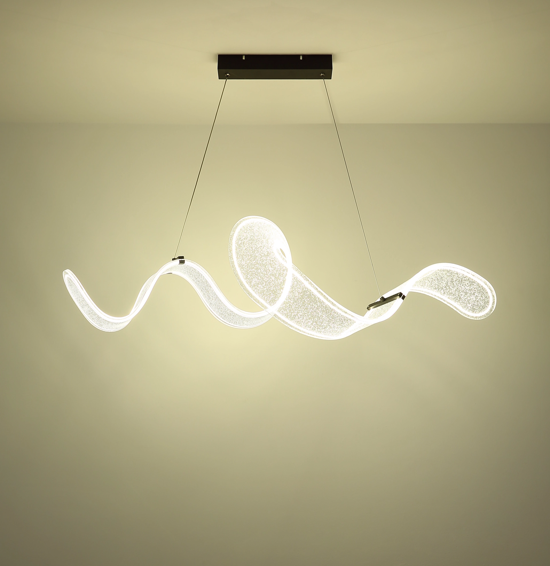 Wellenförmige Pendelleuchte TAPIA von Globo Handels GmbH, Metall schwarz matt mit klarer Acryl-Wellenoptik, Modell 68295H, an zwei Seilen abgehängt und leuchtend vor heller Wand
