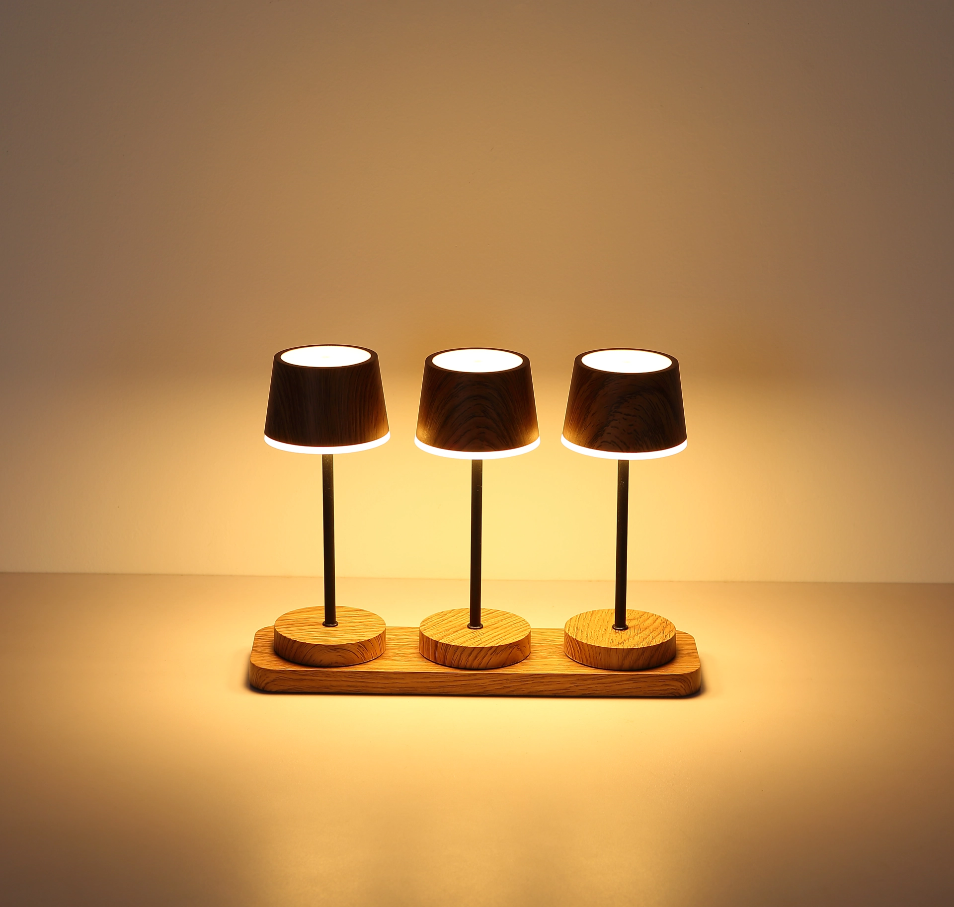 DAWSON Tischleuchte mit drei Lampenschirmen in dunkler Holzoptik auf einer Holzbasis, warmweißes Licht