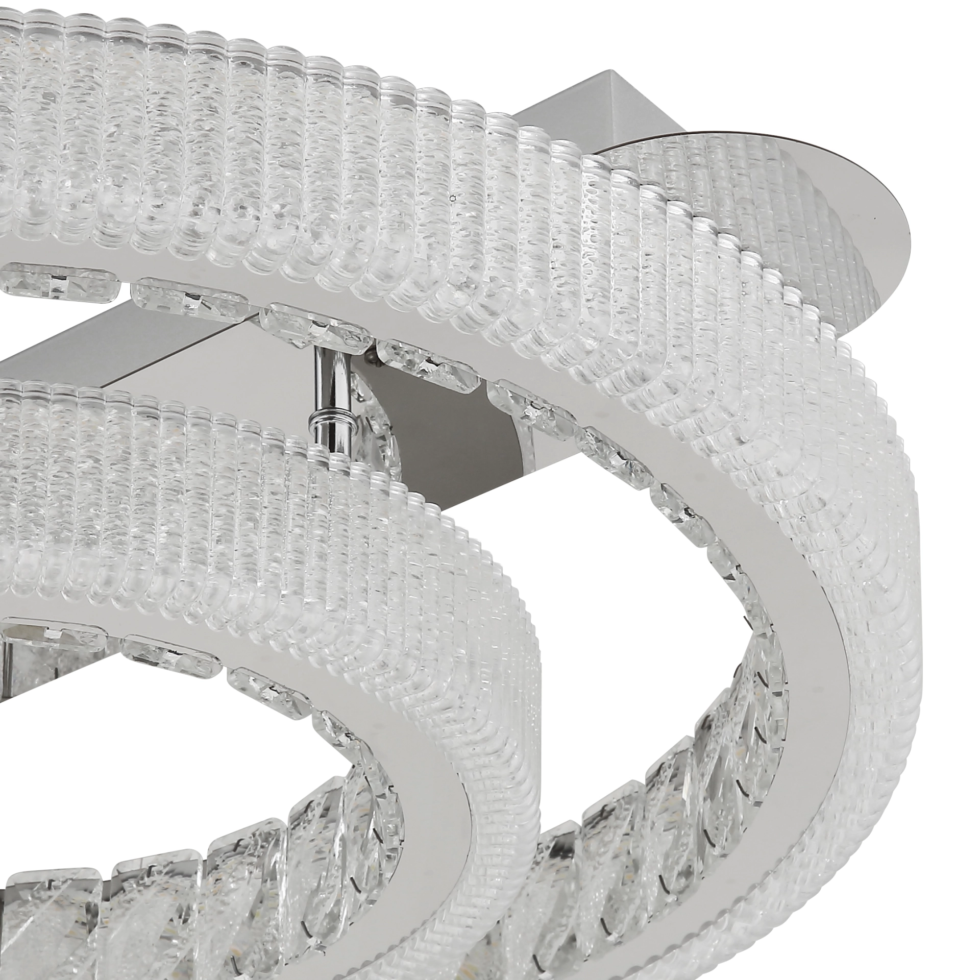 Nahaufnahme der LUMINARA Deckenleuchte: verchromter Edelstahl, transparente Acrylringe mit Kristall-Effekt im modernen Ringdesign; Hersteller Globo Handels GmbH, Modell 67395-52