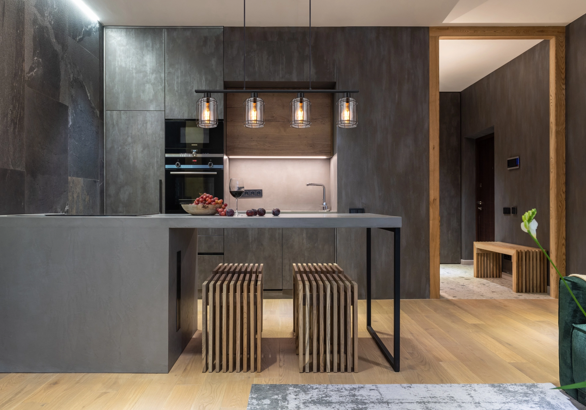 Hängelampe aus Metall in Schwarz Matt, vier E27-Leuchten, Glas rauchfarben, geeignet für moderne Küche oder Wohnbereich