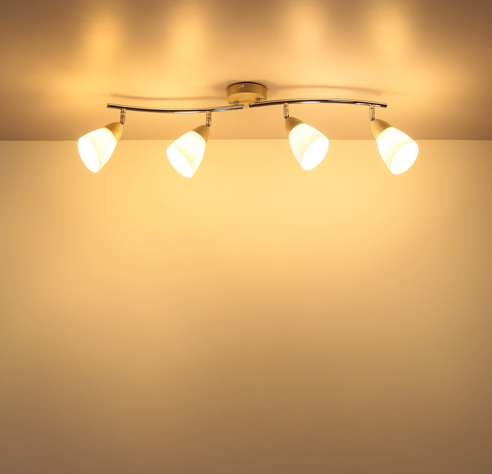 Deckenstrahler PAULA von Globo Handels GmbH, 4-flammig, sandfarben mattes Metall mit opalen Glas-Schirmen, warmweiße Beleuchtung, Modell 81800443 – Produktabbildung an der Decke