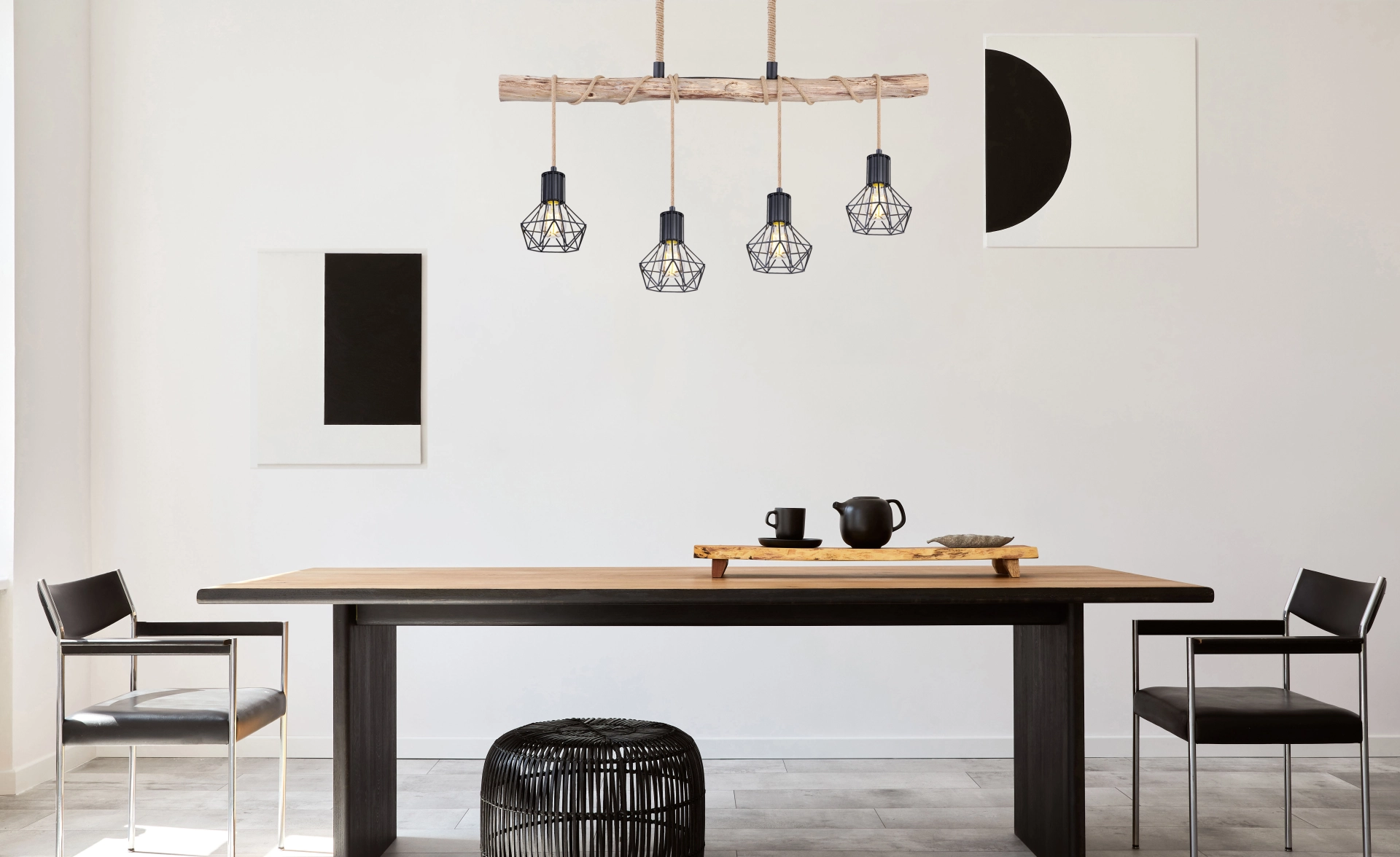 Wohnambiente: HÄNGELEUCHTE METALL SCHWARZ, 4xE27 LED von Globo Handels GmbH (54017-4HHLMDS) über Esstisch; Holzbalken mit Hanfseilen, vier schwarze Metallgitterschirme; E27 bis 7 W, LED empfohlen; skandinavisch-industrieller Look