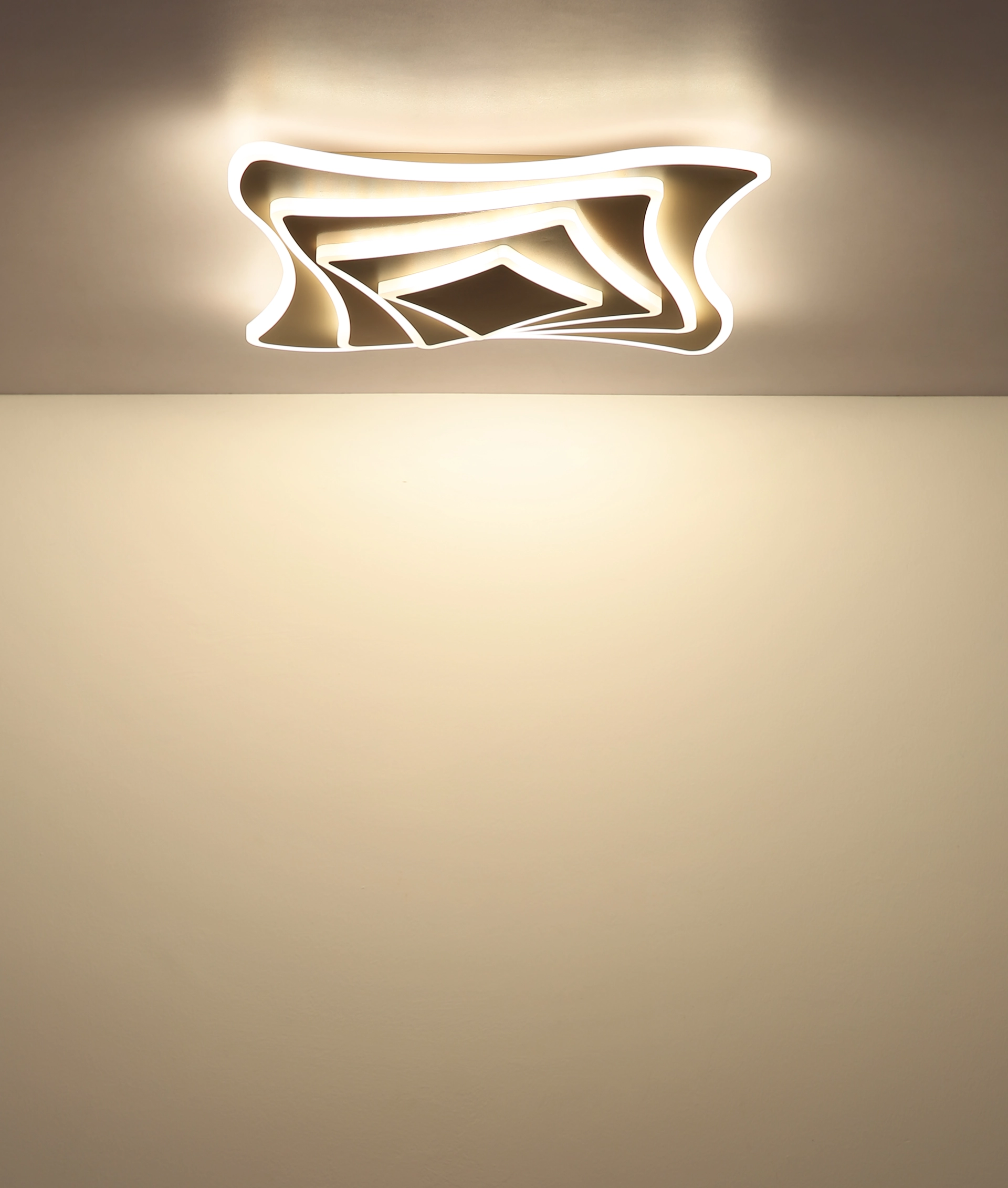 Leuchtende OCTAVIO Deckenleuchte aus sandfarbenem Metall (Modell 41786-32SG) von Globo Handels GmbH, moderne LED-Deckenlampe mit geschwungenen, ineinanderliegenden Rechteckrahmen, warmweißes Deckenlicht im Wohnraum