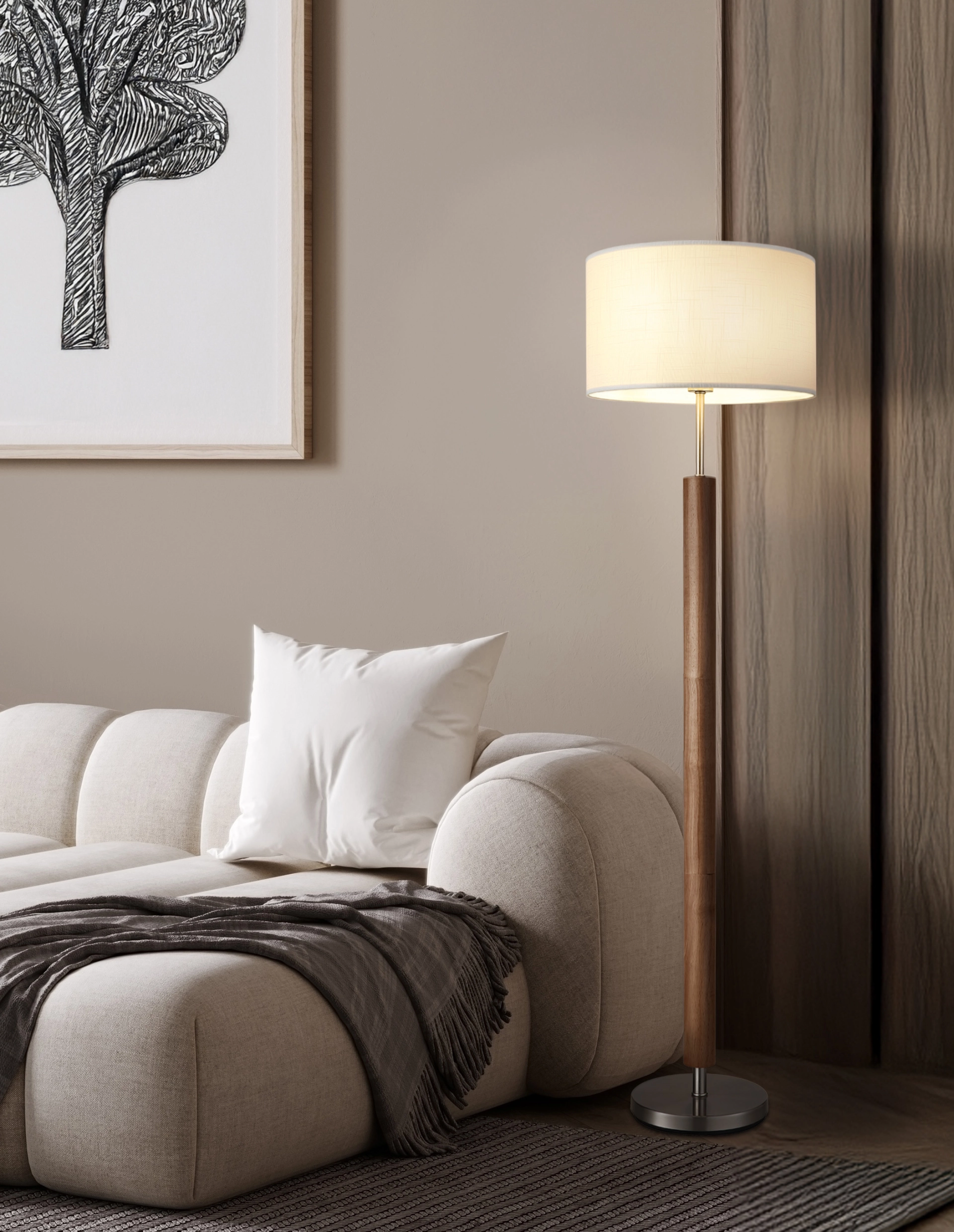 Moderne Stehleuchte MILA von Globo Handels GmbH aus Metall Nickel matt mit weißem Textilschirm (Modell 41700146) neben einem Sofa; warme, gemütliche Beleuchtung – ideale Bodenlampe fürs Wohnzimmer