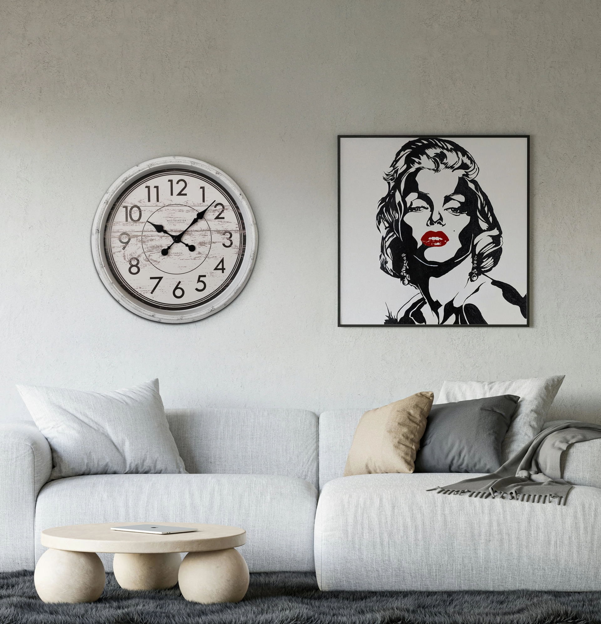 Wohnzimmer mit ARIANA Wanduhr an der Wand: weißer Kunststoffrahmen, Glasabdeckung, gut lesbares arabisches Ziffernblatt, präzises Quarzuhrwerk; harmoniert mit modernem Interieur. Hersteller: Globo Handels GmbH, Artikel B992520.