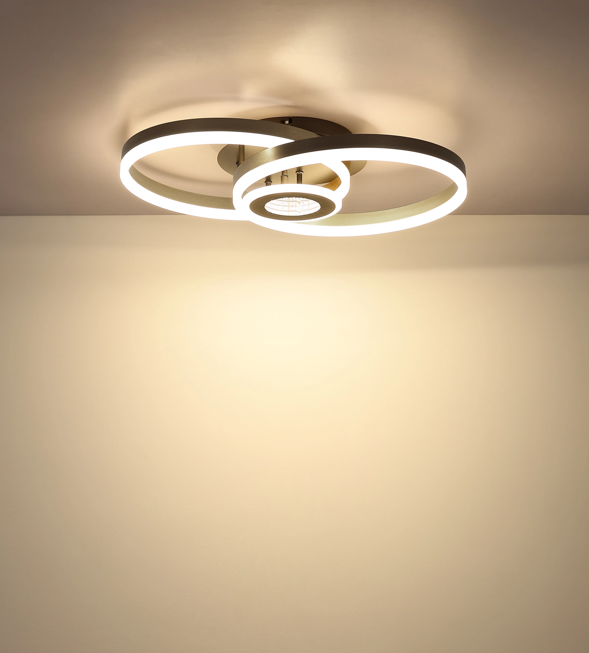 Produktfoto: ELORIA Deckenleuchte aus Aluminium gebürstet mit zwei LED-Lichtringen, montiert an der Decke; Hersteller Globo Handels GmbH, Modell 67385A-42 – moderne Innenbeleuchtung.