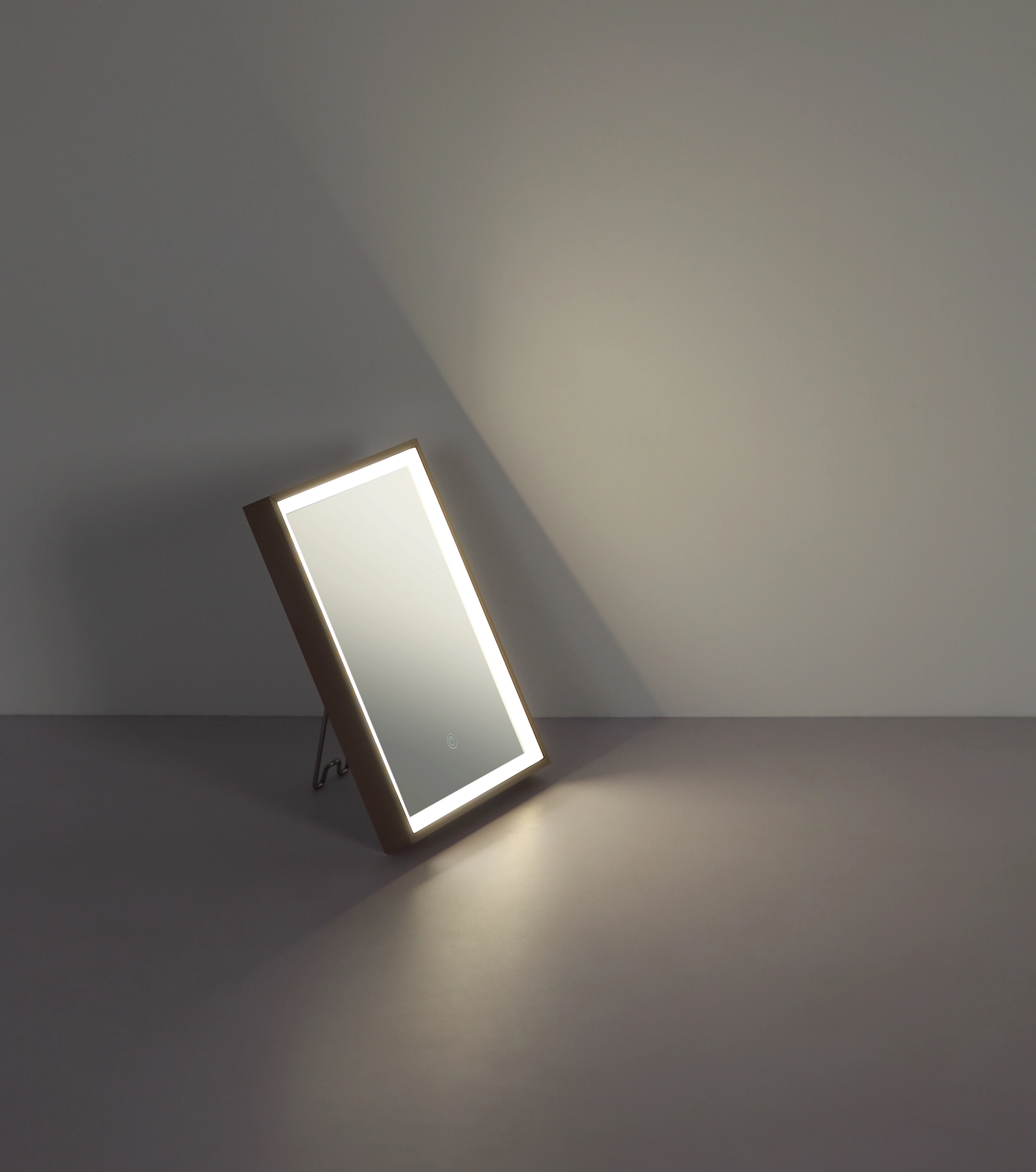 Produktfoto: MIRAYA Spiegel mit integrierter LED-Beleuchtung, Rahmen aus Aluminium in Champagner; ideal für Flur, Wohnzimmer, Büro und Schlafzimmer. Hersteller: Globo Handels GmbH. Modernes, beleuchtetes Rechteck-Design.