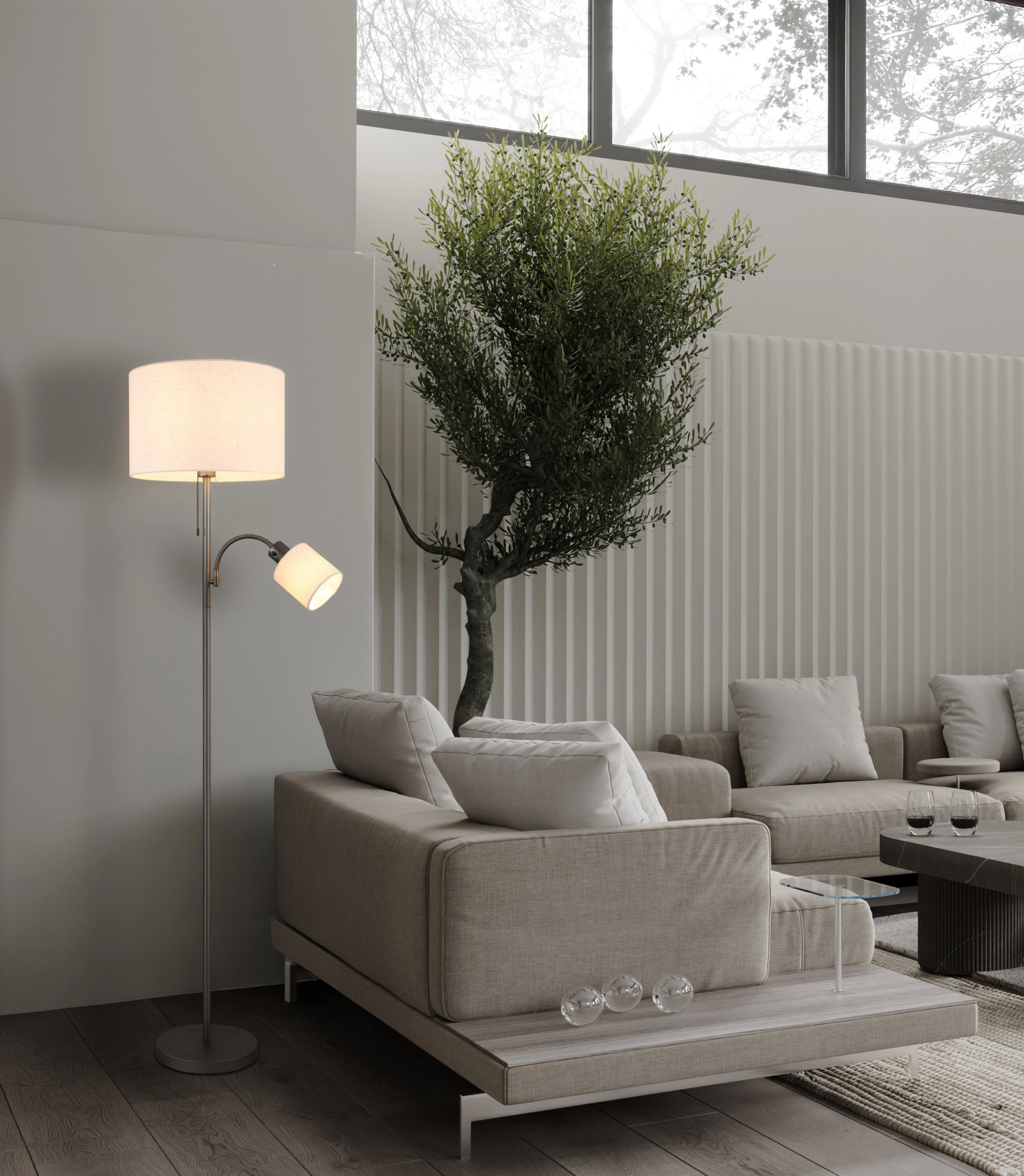 Lampadaire THEA de Globo Handels GmbH : fût fin en métal noir‑chrome mat avec base ronde, abat-jour en lin crème, uplighter et liseuse intégrée ; mise en scène salon élégante – modèle 41540208
