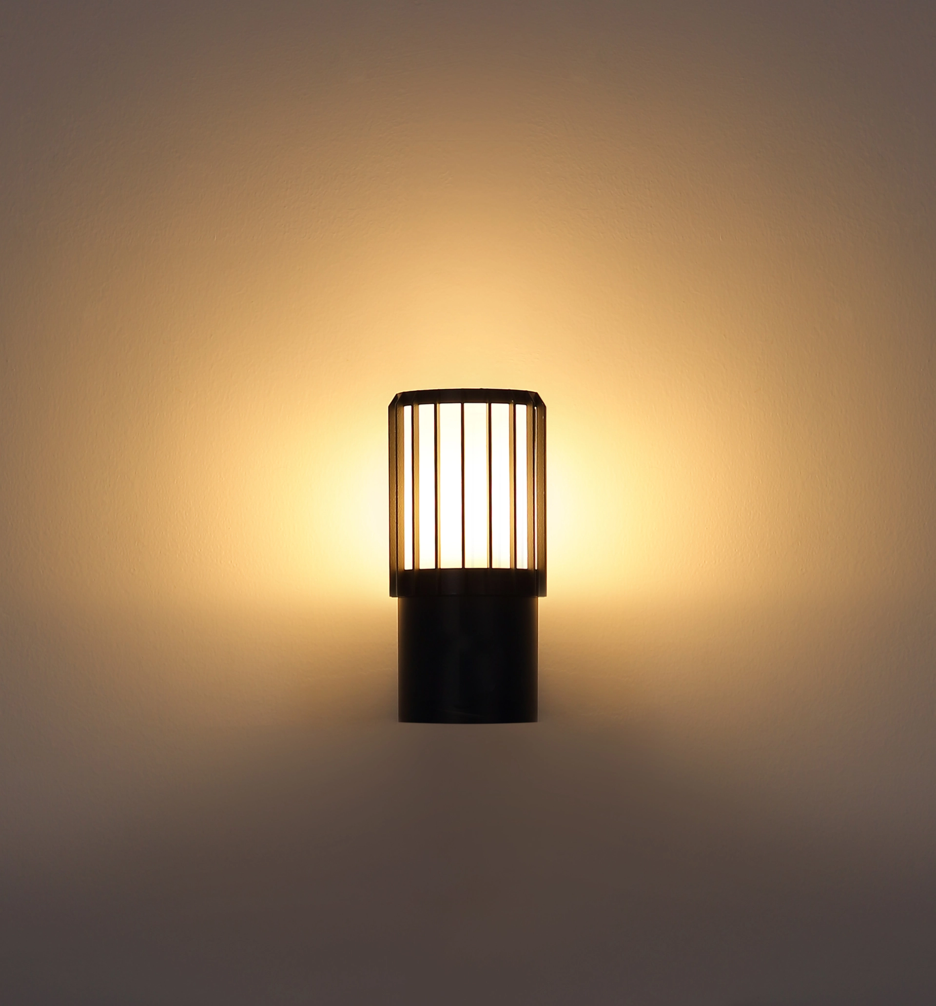 Außenleuchte MERVIN aus Aluminium, anthrazit matt, mit opaler Abdeckung, leuchtet nach außen