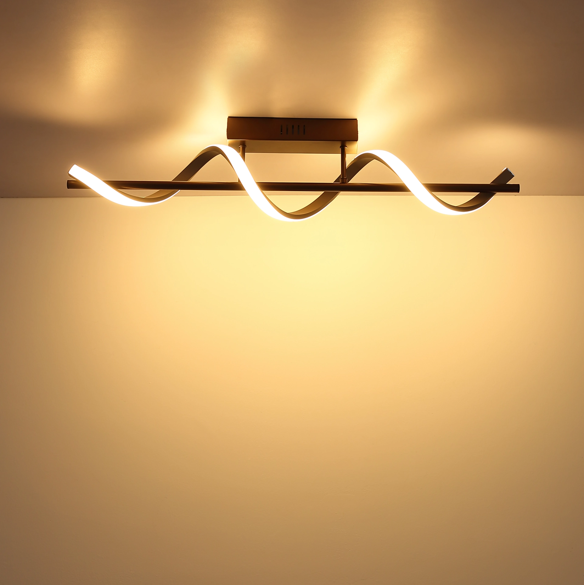 SPIRO Deckenleuchte mit Wellen-Design: kaffeefarbene Metall-Oberfläche trifft sandfarbene Kunststoff-Komponenten, warmes Licht von Globo Handels GmbH