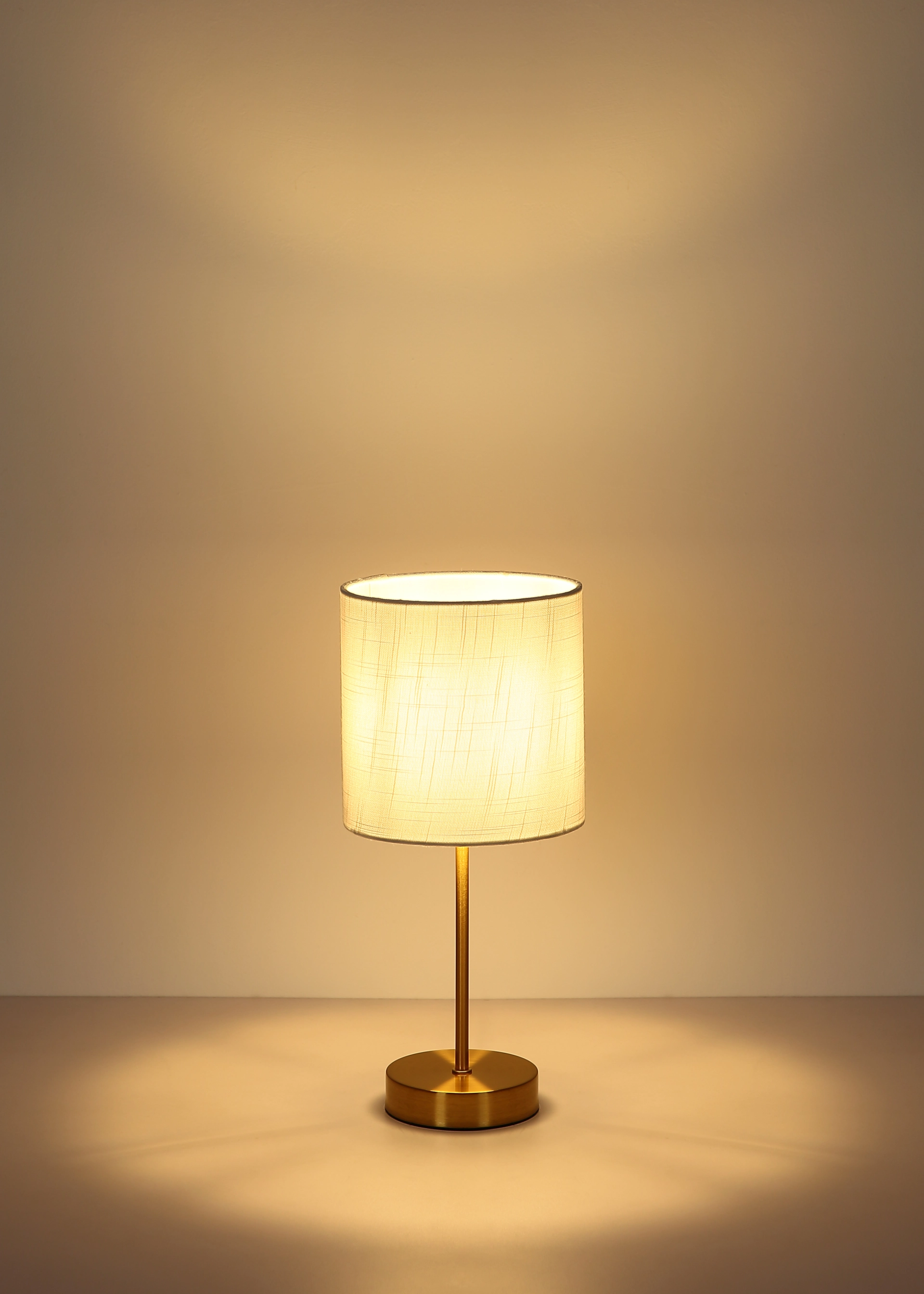 TRUETT Tischleuchte aus Metall, messingfarben matt, mit weißem Leinen-Schirm; Globo Handels GmbH