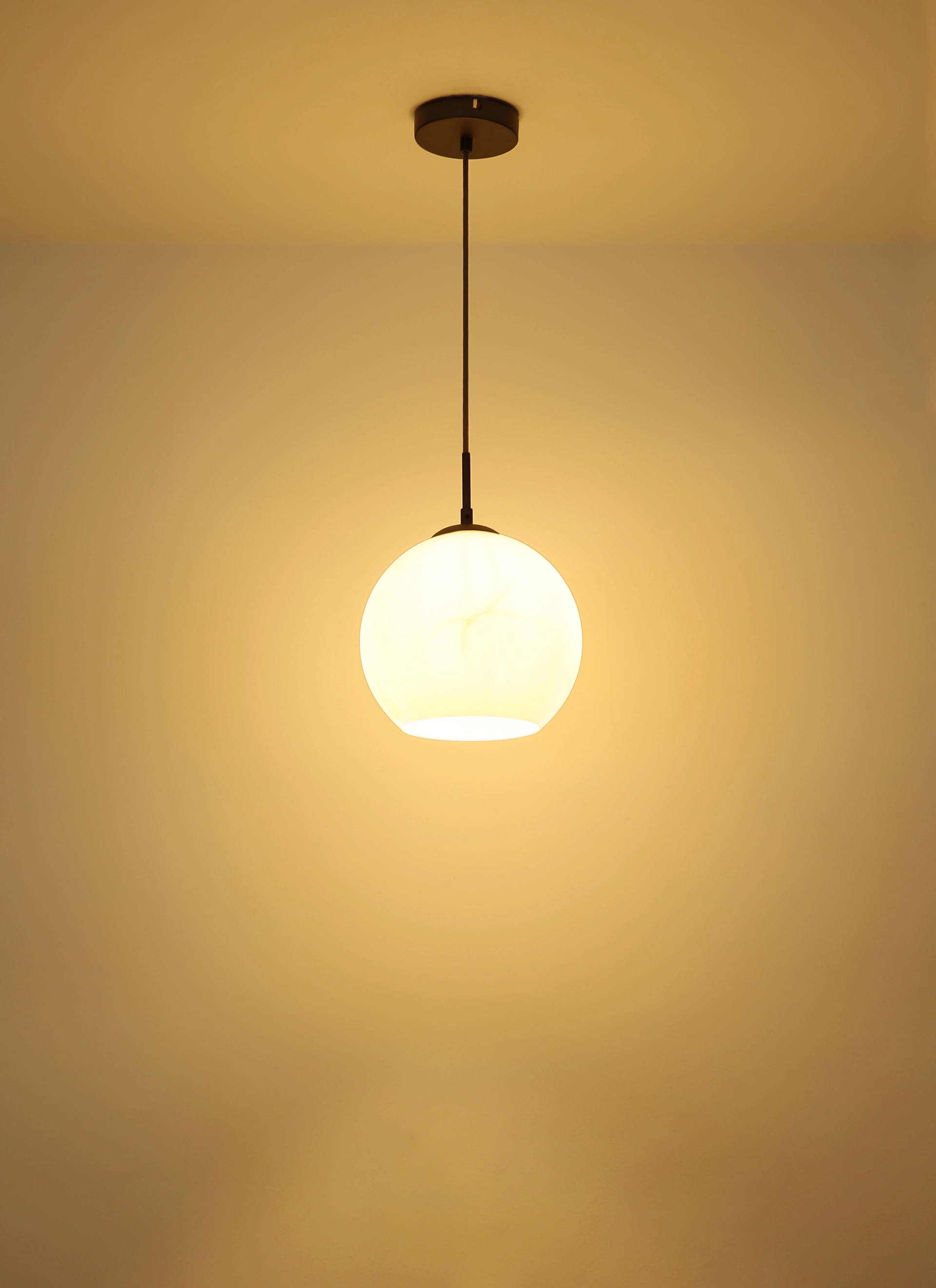 Hängeleuchte RAGUSA mit opaler Glaskugel, warm leuchtend; Deckenleuchte aus Metall schwarz-chrom matt, Modell 15999MH1 von Globo Handels GmbH; Produktfoto der einzelnen Pendelleuchte vor Wand.