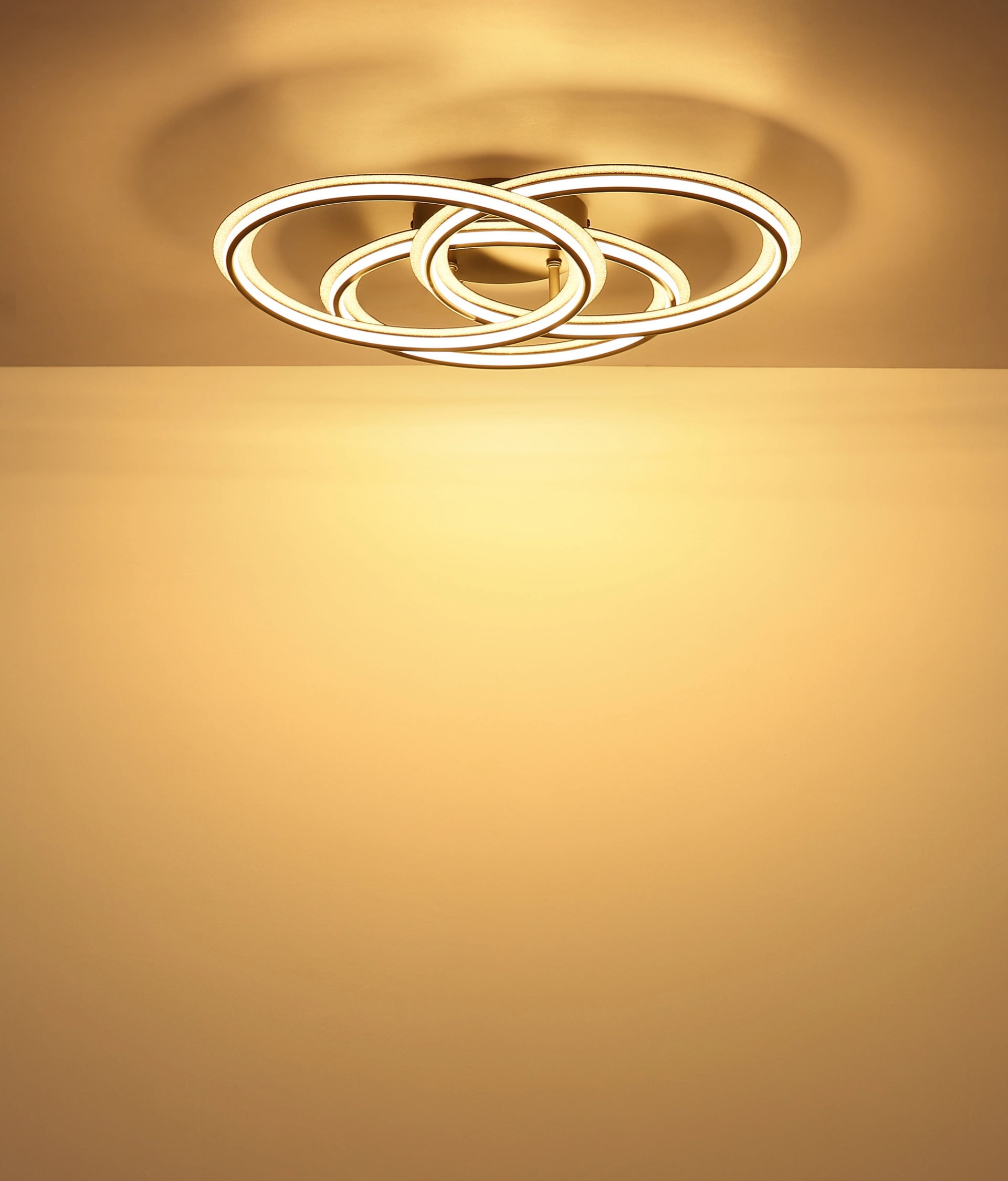 Abgebildet: ELAN LED-Deckenleuchte mit drei ineinanderliegenden Leuchtringen, warmweiße Ausleuchtung; Material Metall & Aluminium schwarz-chrom matt; Hersteller Globo Handels GmbH; Modell 67379-40D.