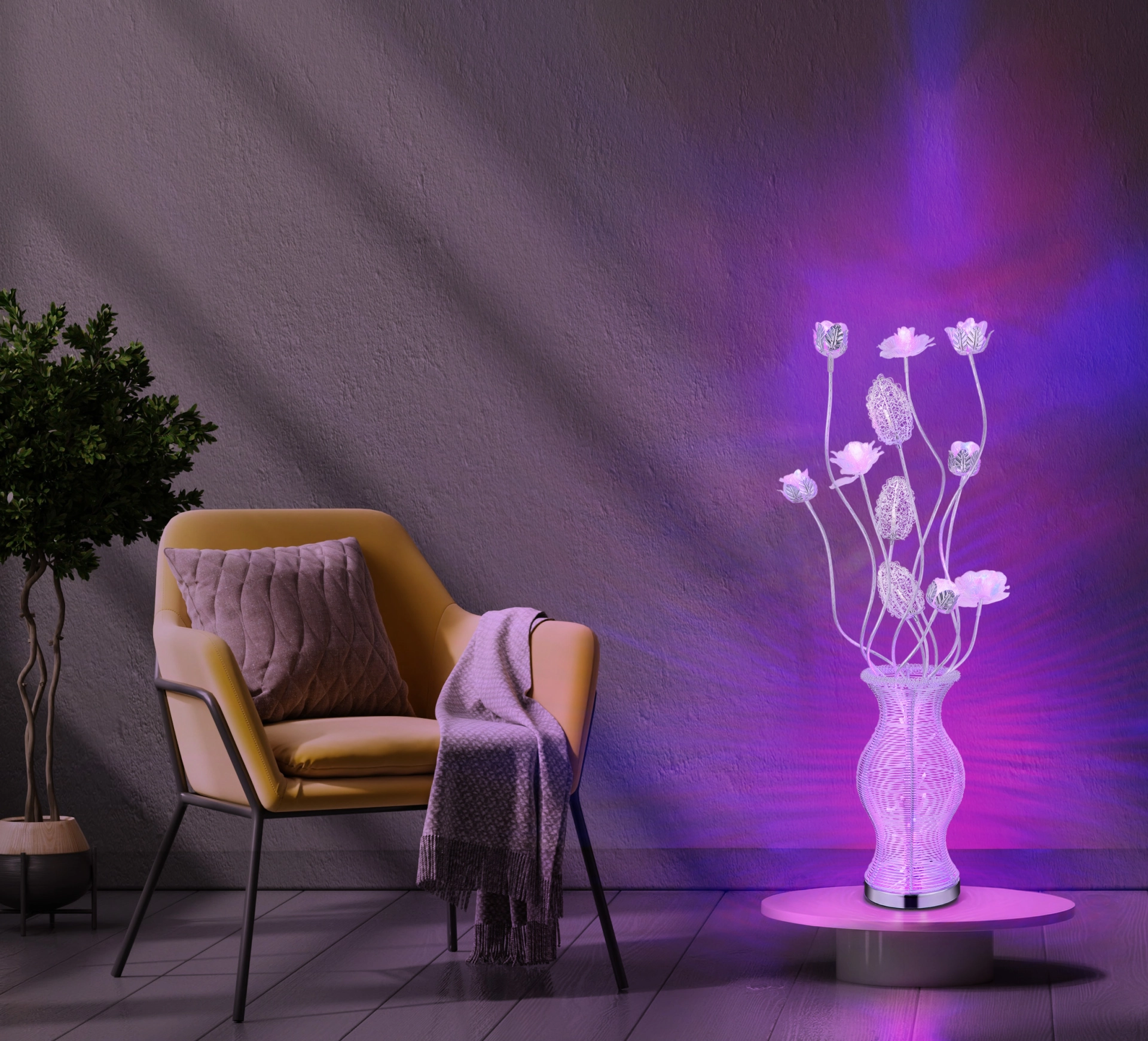 Lampe de table design FLORIELLE de Globo Handels GmbH, aluminium argenté avec fleurs en plastique transparent, modèle 21100T, créant une lumière d’ambiance violet-rose dans un salon.