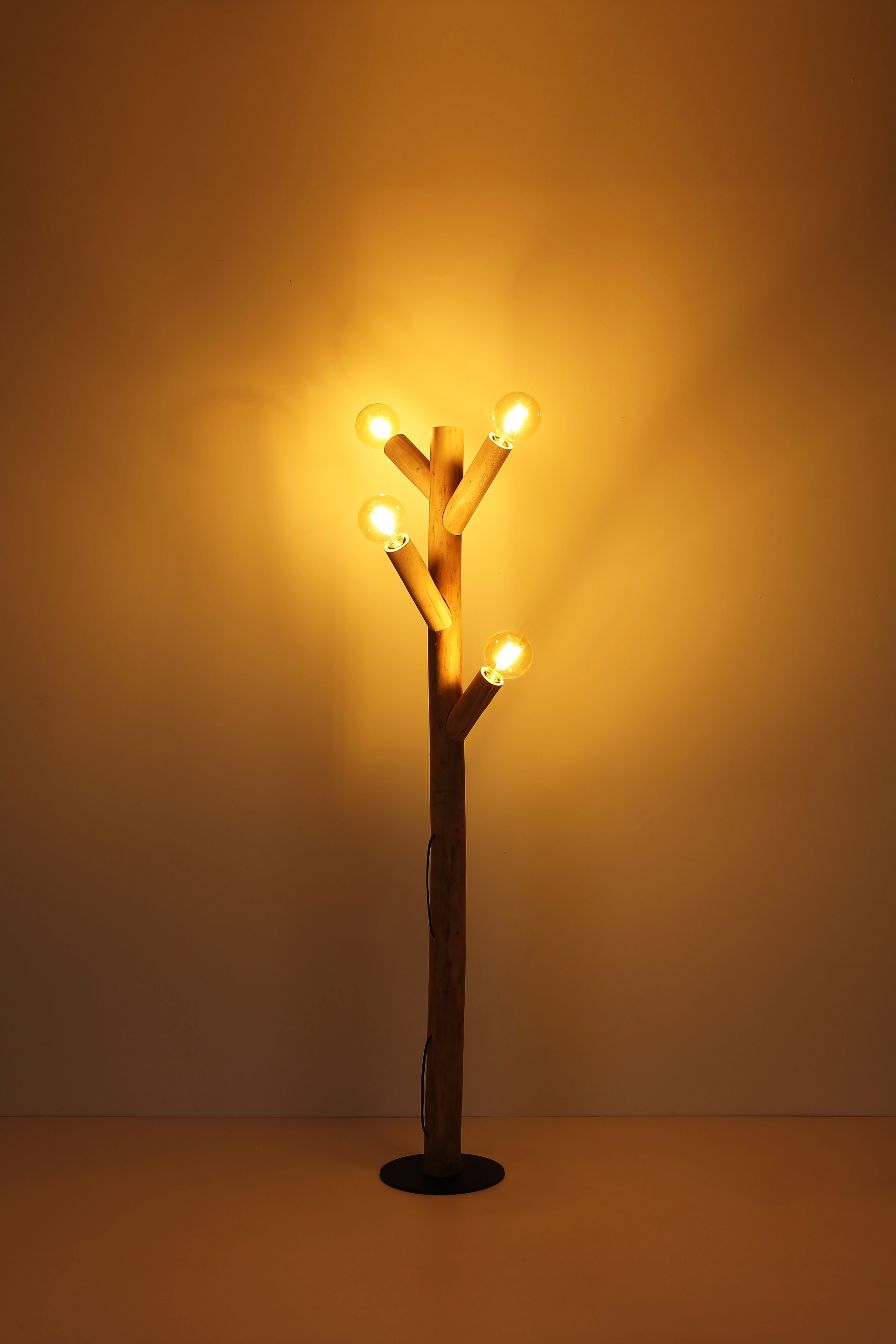 Stehlampe RAY von Globo Handels GmbH, ca. 150 cm, Baumoptik mit vier verzweigten Fassungen und warm leuchtenden E27-Lampen, schwarzer Metallfuß, Modell 15441S1B – dekorative Wohnraumbeleuchtung mit Schalter am Kabel