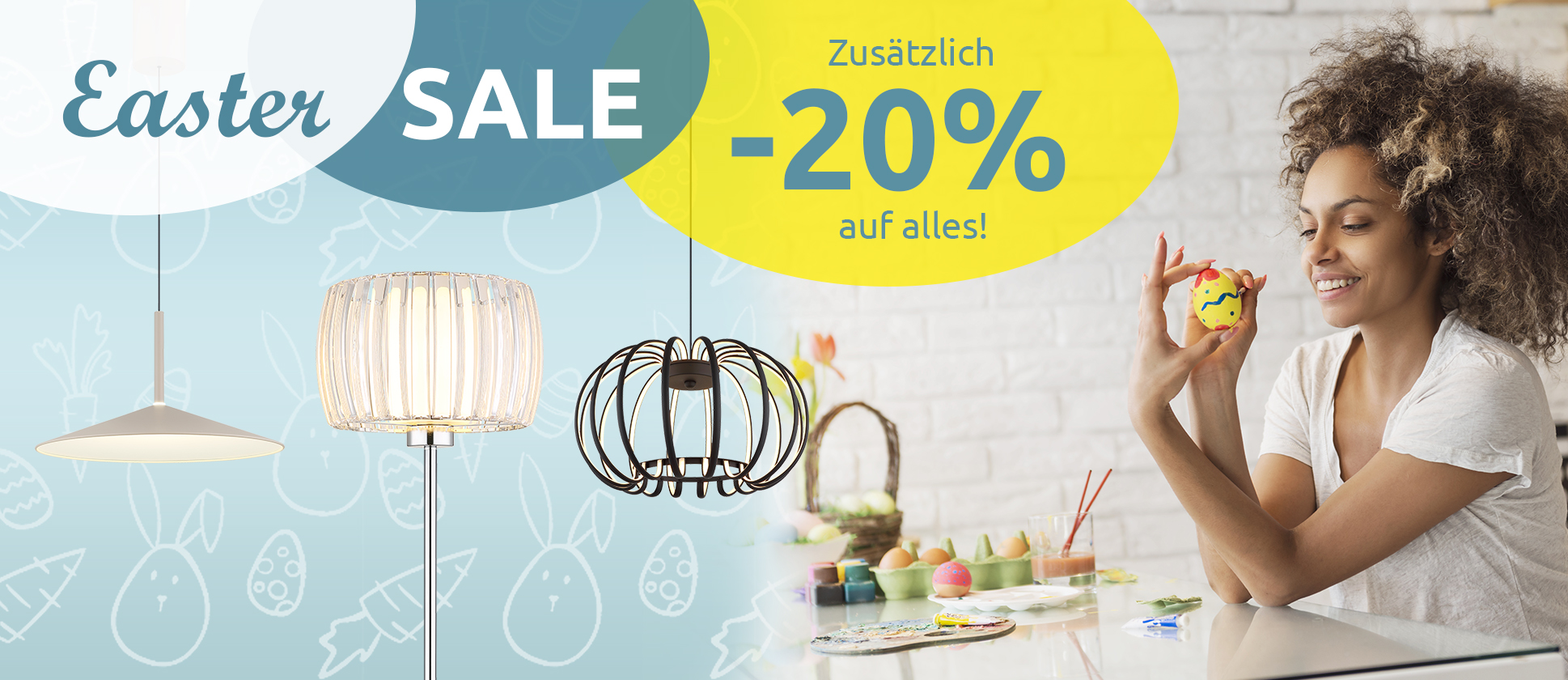 Eine Frau hält ein bemaltes Osterei; im Hintergrund Osterwerbung mit 'Easter SALE -20% auf alles'. Links hängen Pendelleuchte und Lampe, Oster-Deko liegt auf dem Tisch.