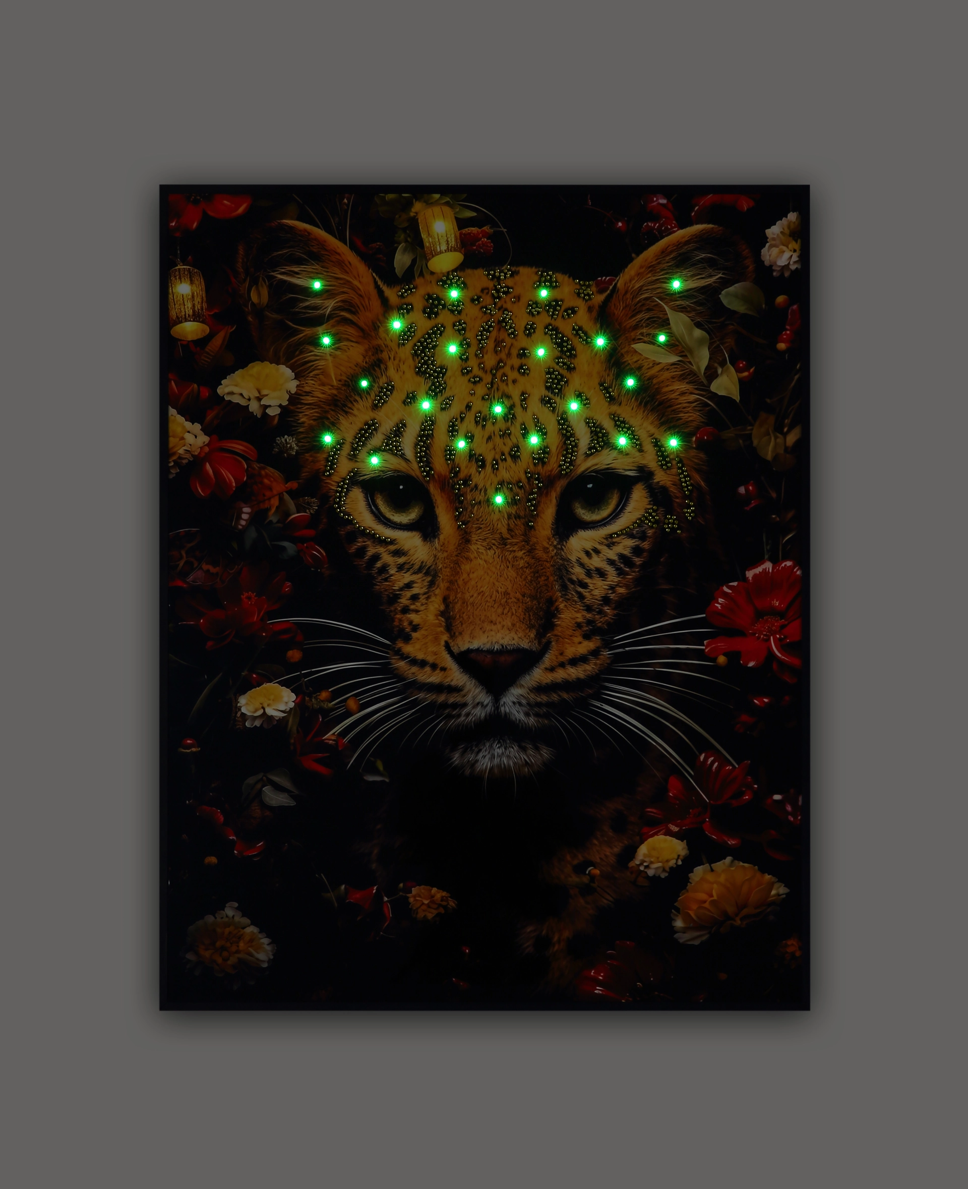 JARANA Wandleuchte 25205 – dekorative LED-Wandleuchte aus Aluminium gebürstet und MDF bunt von Globo Handels GmbH, Frontmotiv Leopard mit leuchtenden Punkten, stimmungsvolle Wanddekoration für Wohnräume