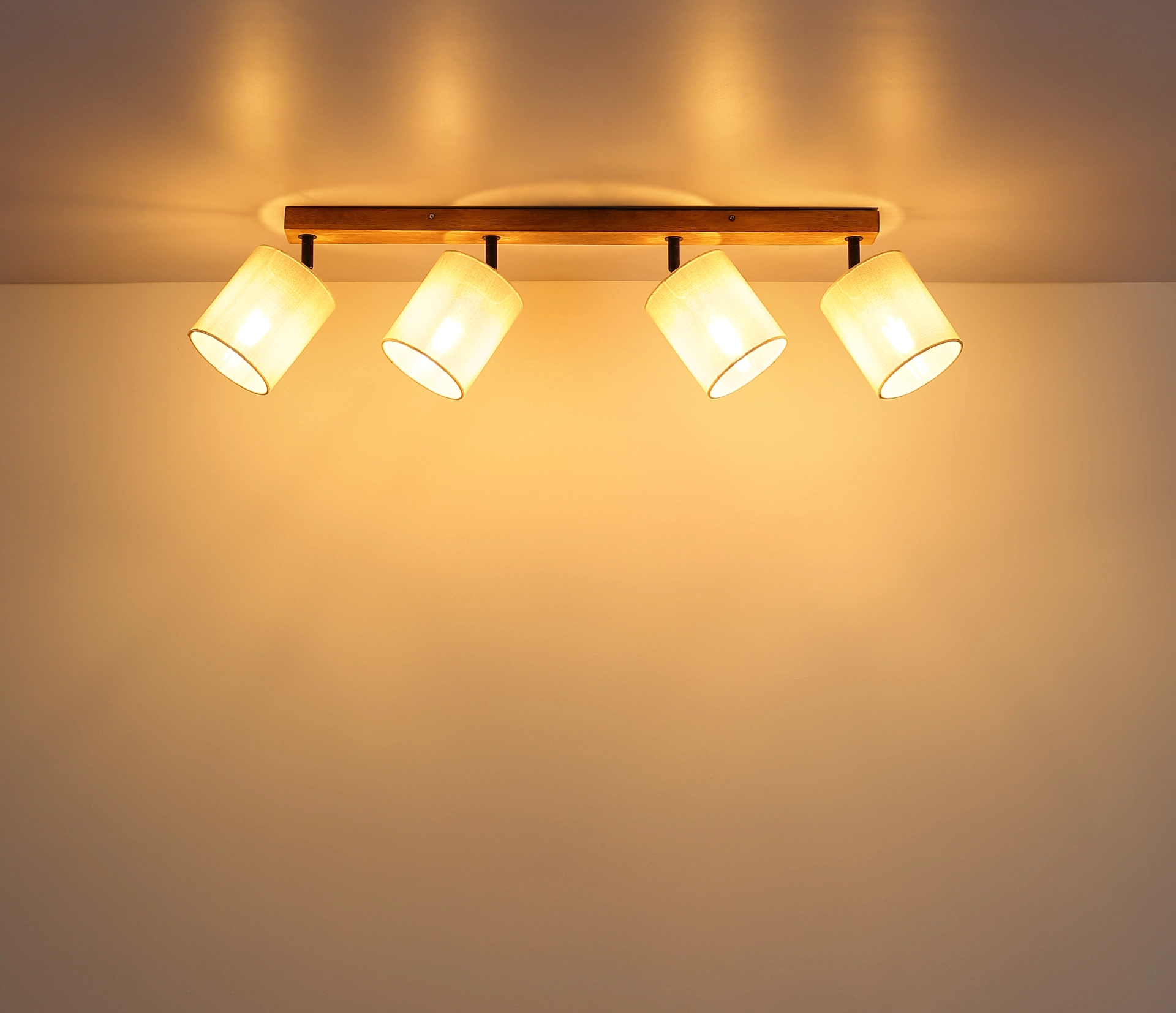 JULE Deckenstrahler 4-flammig aus Holz in Braun mit zylindrischen Schirmen, warmweiß beleuchtet; Produkt von Globo Handels GmbH, Modell 81600446 – moderner Deckenstrahler.
