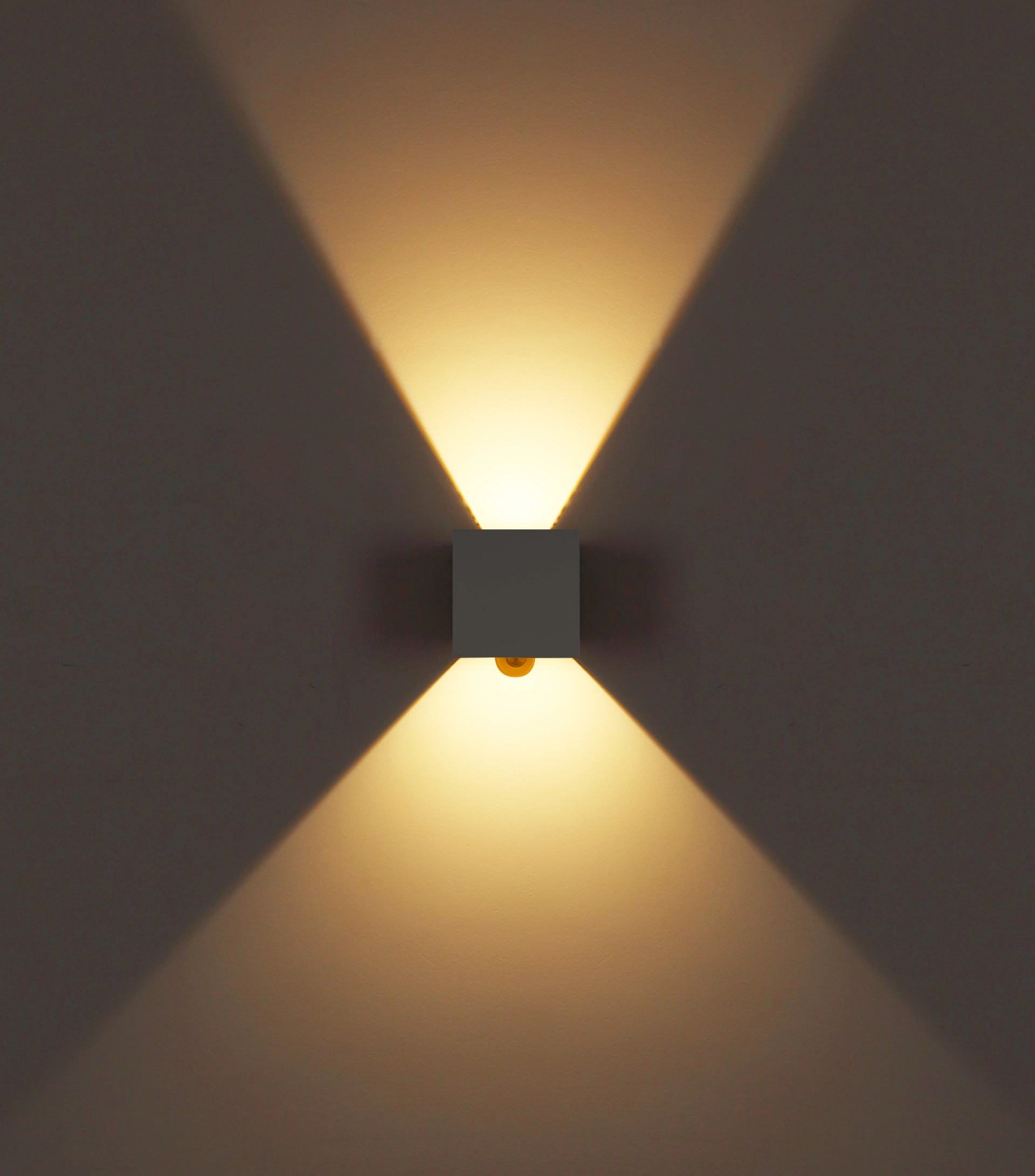 VERONIKA Außenleuchte aus Aluminium-Druckguss in Weiß von Globo. Wand- oder Fassadenleuchte mit warmweißem Up- und Downlight für stimmungsvolles Licht.