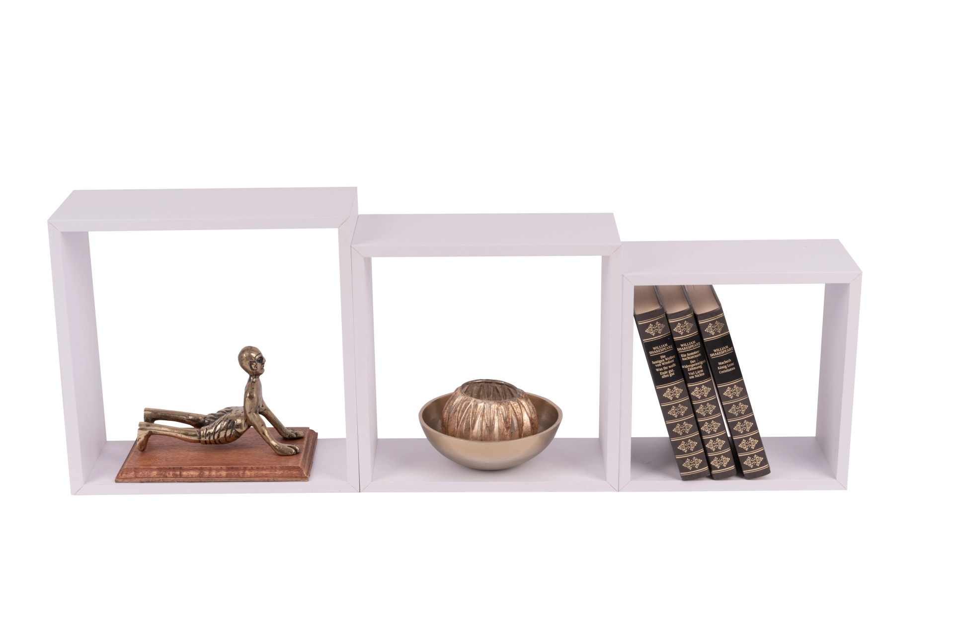 Weißes 3-teiliges Wandregal im Stufen-Design mit drei offenen Quadraten – ideal zur Präsentation von Deko und Büchern; Beispiel mit Figur, Schale und gebundenen Büchern
