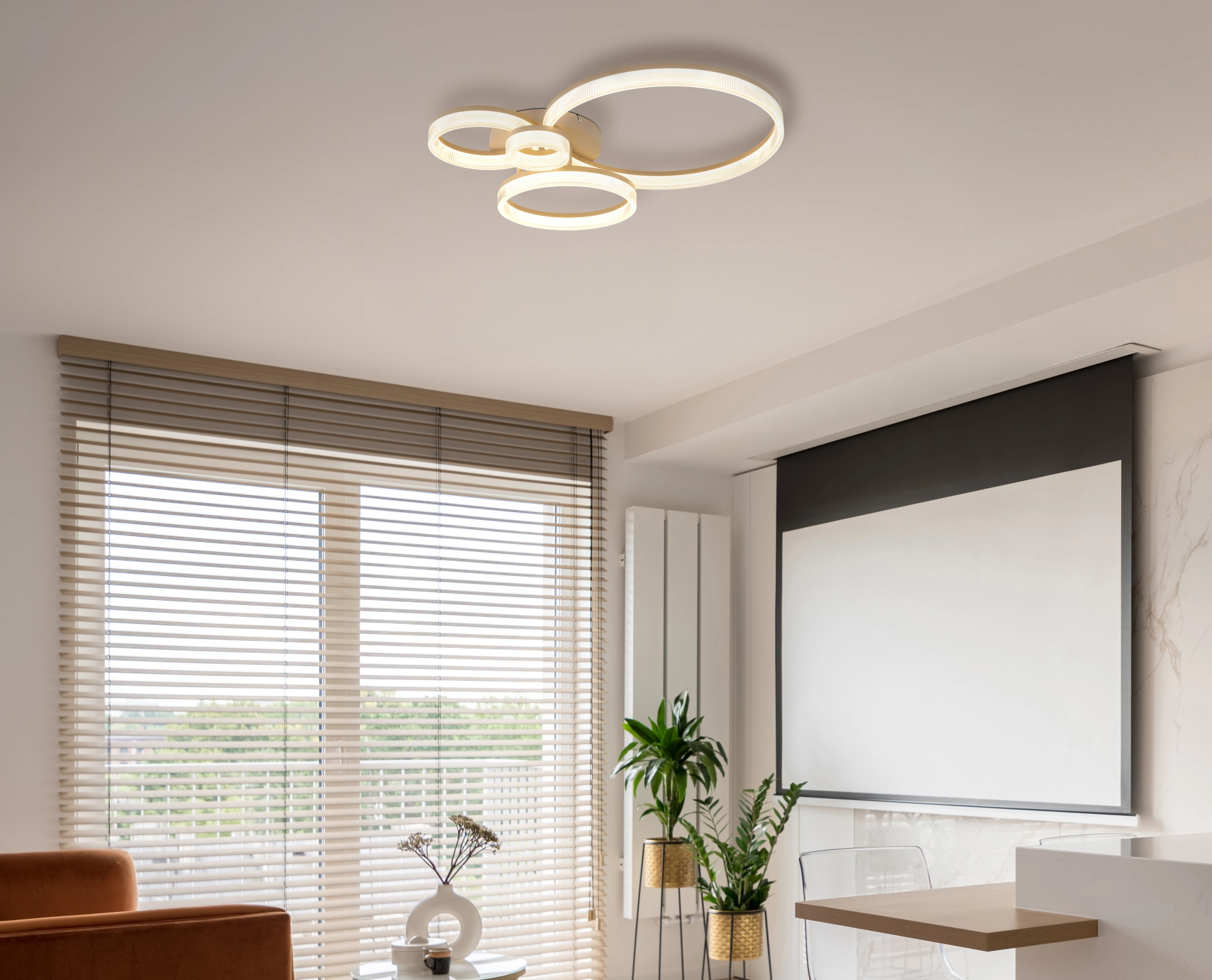 LED-Deckenleuchte ZARA (Globo Handels GmbH) mit vier versetzt angeordneten Ringen, sandfarbener Metallkorpus, matter/transparent­er Schirm, warmweiß 3000K, 40 W, 4265 lm, IP20 – stilprägendes Licht im modernen Wohnraum
