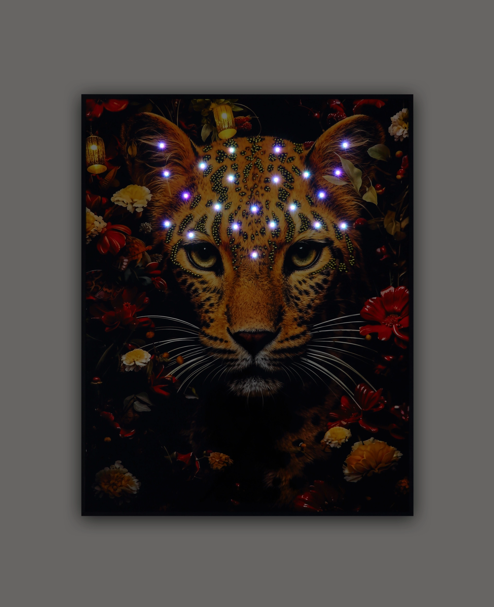 Dekorative Wandleuchte JARANA (25205) von Globo Handels GmbH aus Aluminium gebürstet und MDF bunt; leuchtendes Leoparden-Motiv mit floralen Akzenten – stimmungsvolle LED-Wanddekoration