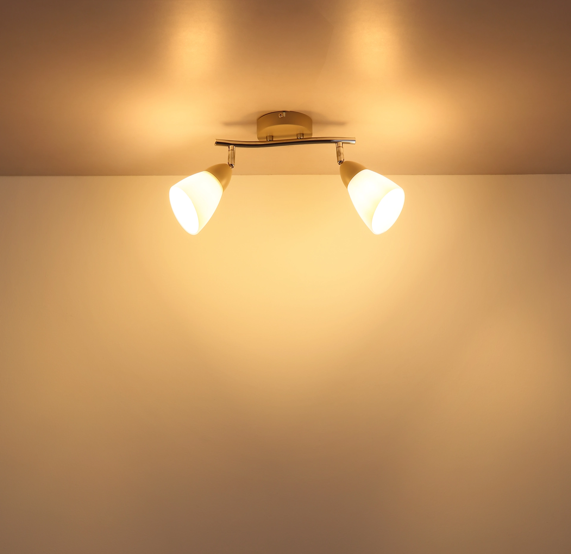Deckenstrahler PAULA von Globo Handels GmbH, 2-flammig, Metall sandfarben matt mit opalem Glas, warmweiß leuchtend, Artikel 81800243 – ideal für Wohnräume.