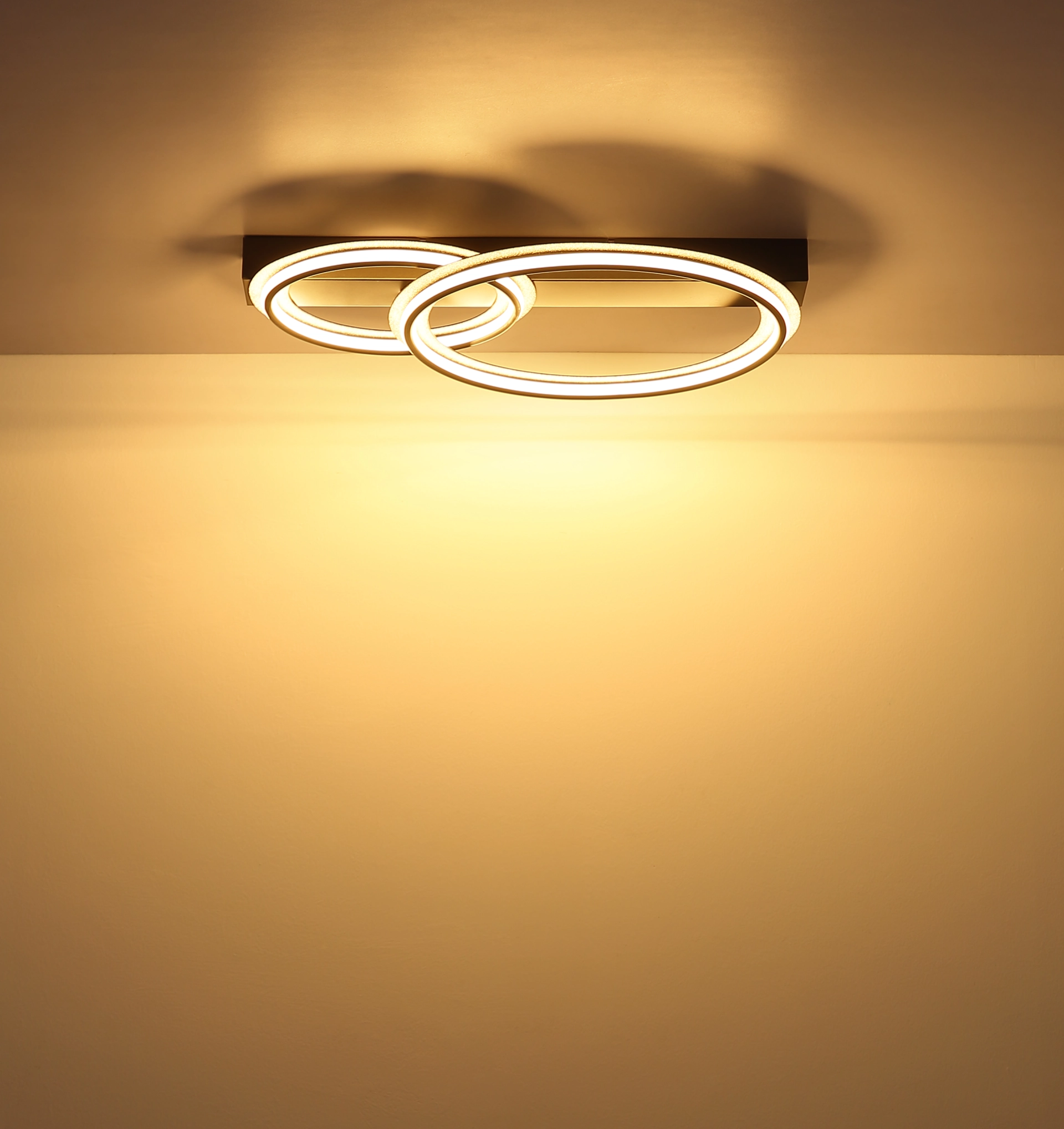 Foto der modernen LED-Deckenleuchte ELAN mit zwei leuchtenden Ringen, Metall & Aluminium schwarz-chrom matt, warmweißes Licht; Hersteller Globo Handels GmbH, Modell 67379-30D1.