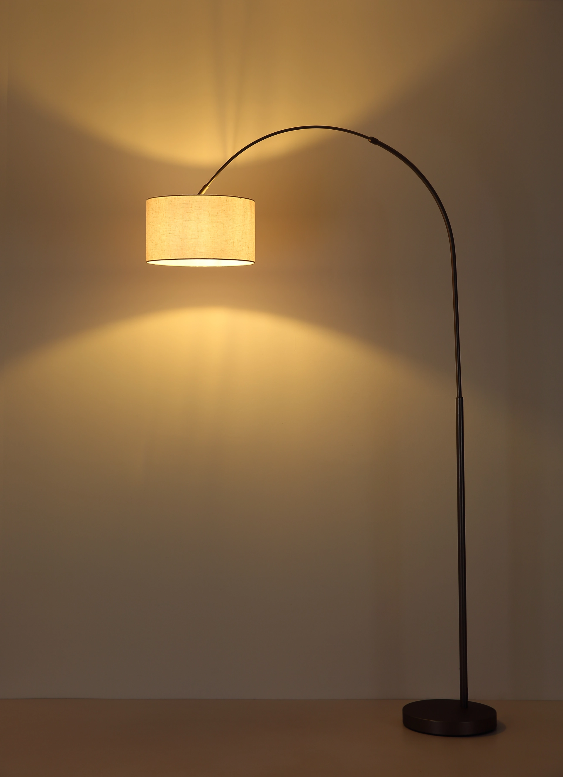 THEA Stehleuchte mit Bogenarm, schwarzes/metallisches Gestell, cremefarbener Leinenlampenschirm, warmes Lichtabstrahlung