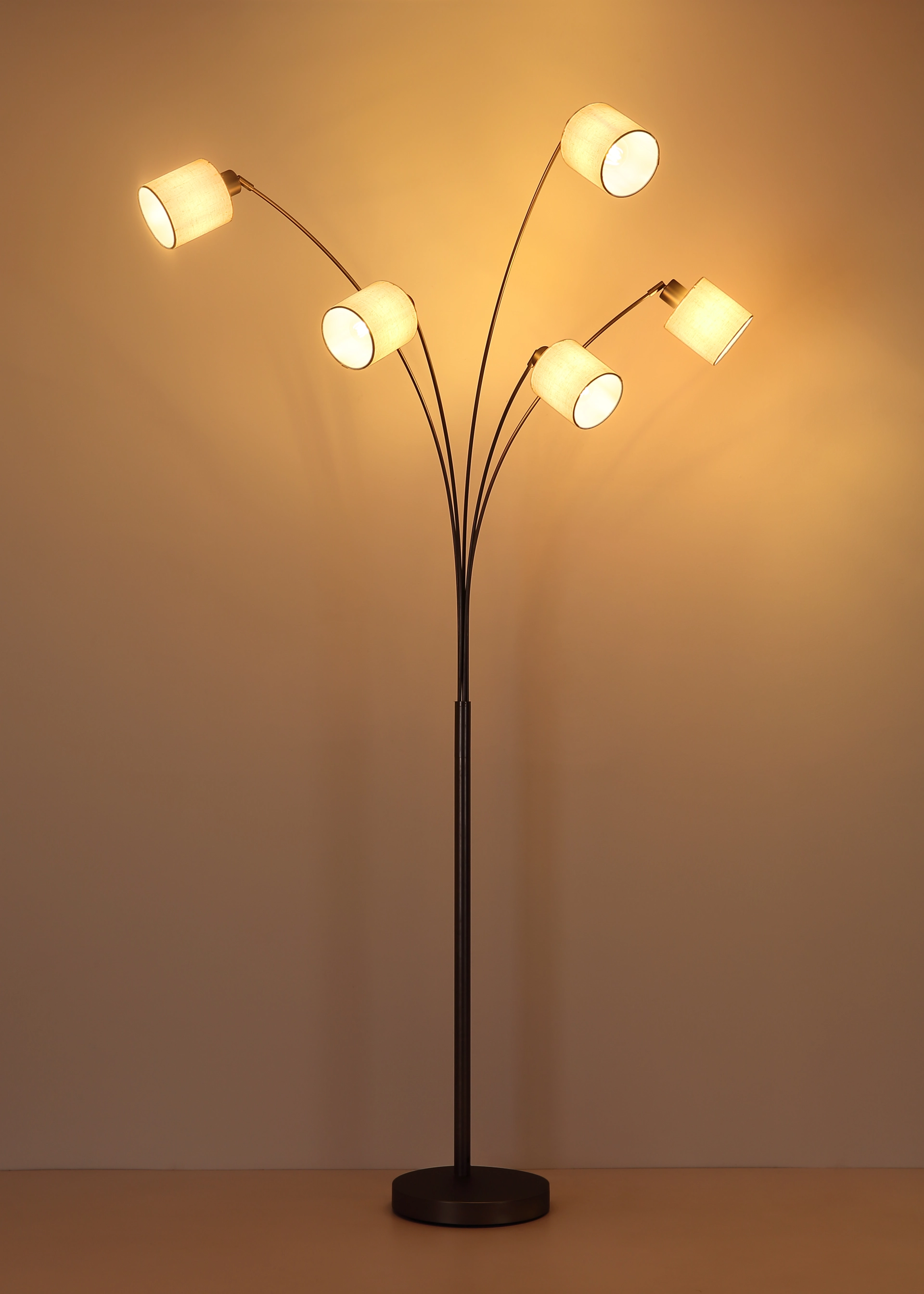 THEA Stehleuchte von Globo Handels GmbH, Metallgestell in schwarz-chrom matt, sechs Leuchten mit cremefarbenen Leinenlampenschirmen erzeugen warmes, gemütliches Licht