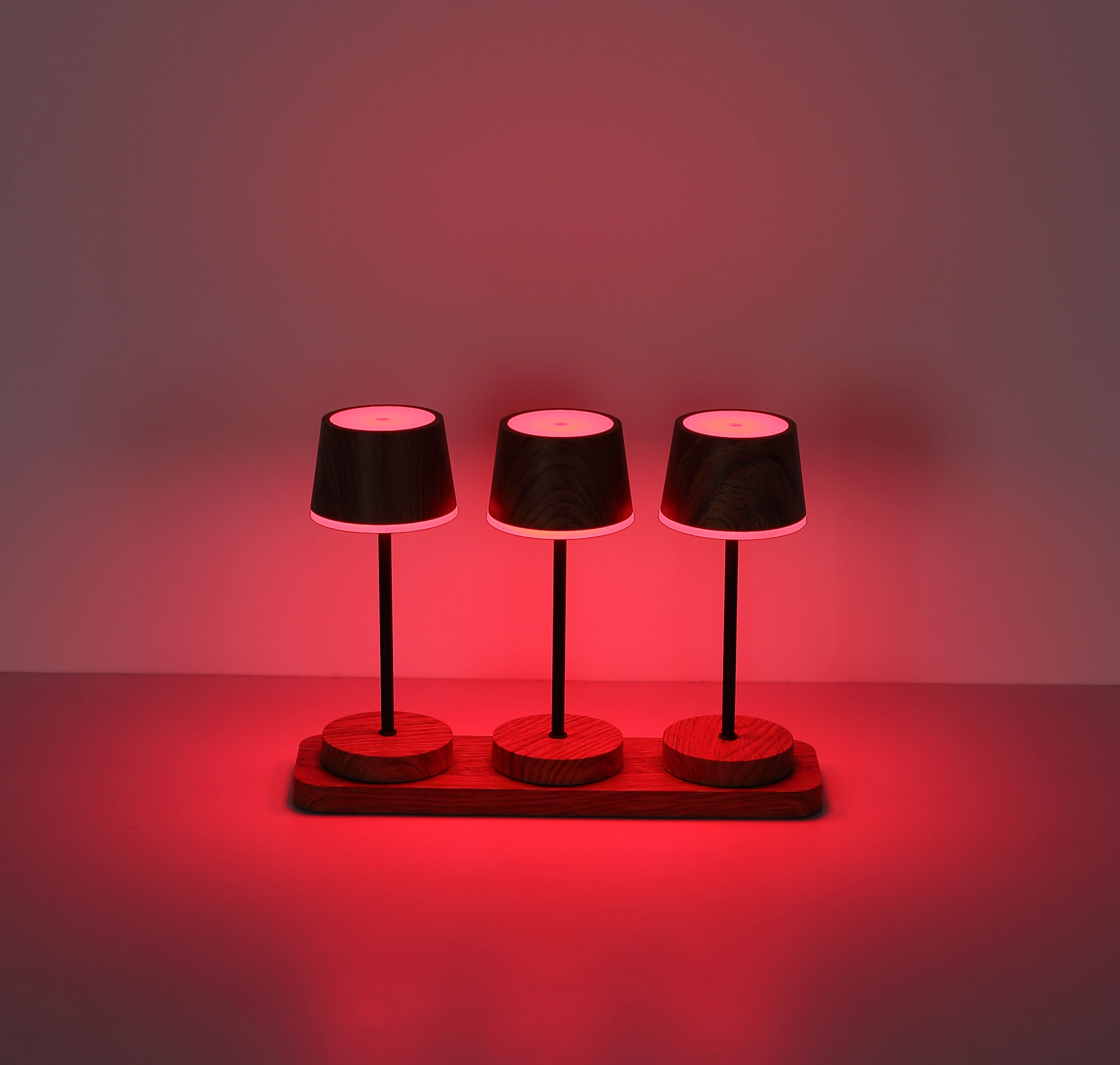 DAWSON Tischleuchte in dunkler Metall- und Holzoptik, drei Leuchten mit rotem Lichtschein, Globo Handels GmbH, Modell 58493-3H