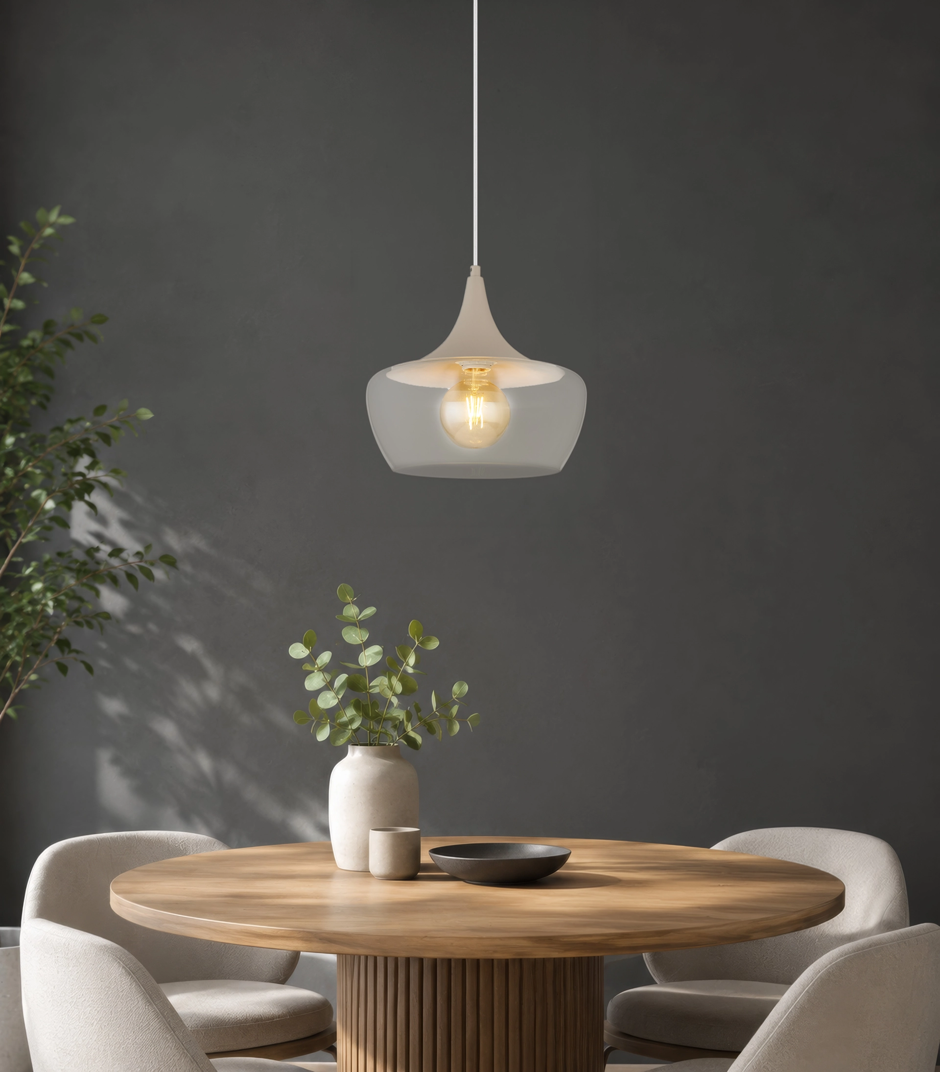 AROLA Pendelleuchte aus sandfarben mattem Metall mit klarem Glas, leuchtend über rundem Esstisch in modernem Interieur; Produkt von Globo Handels GmbH, Artikel 30423022