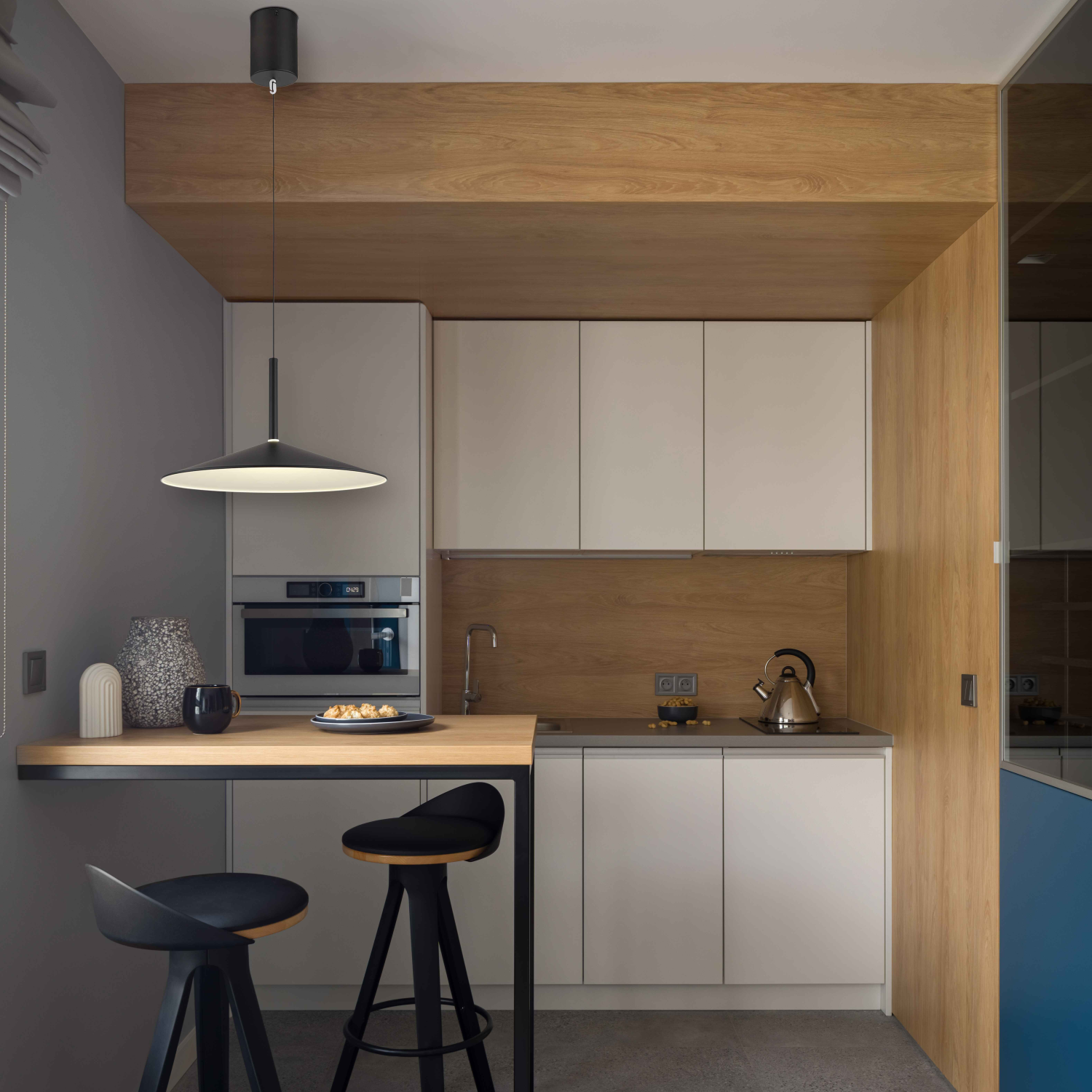 Kleine Küche mit Barbereich