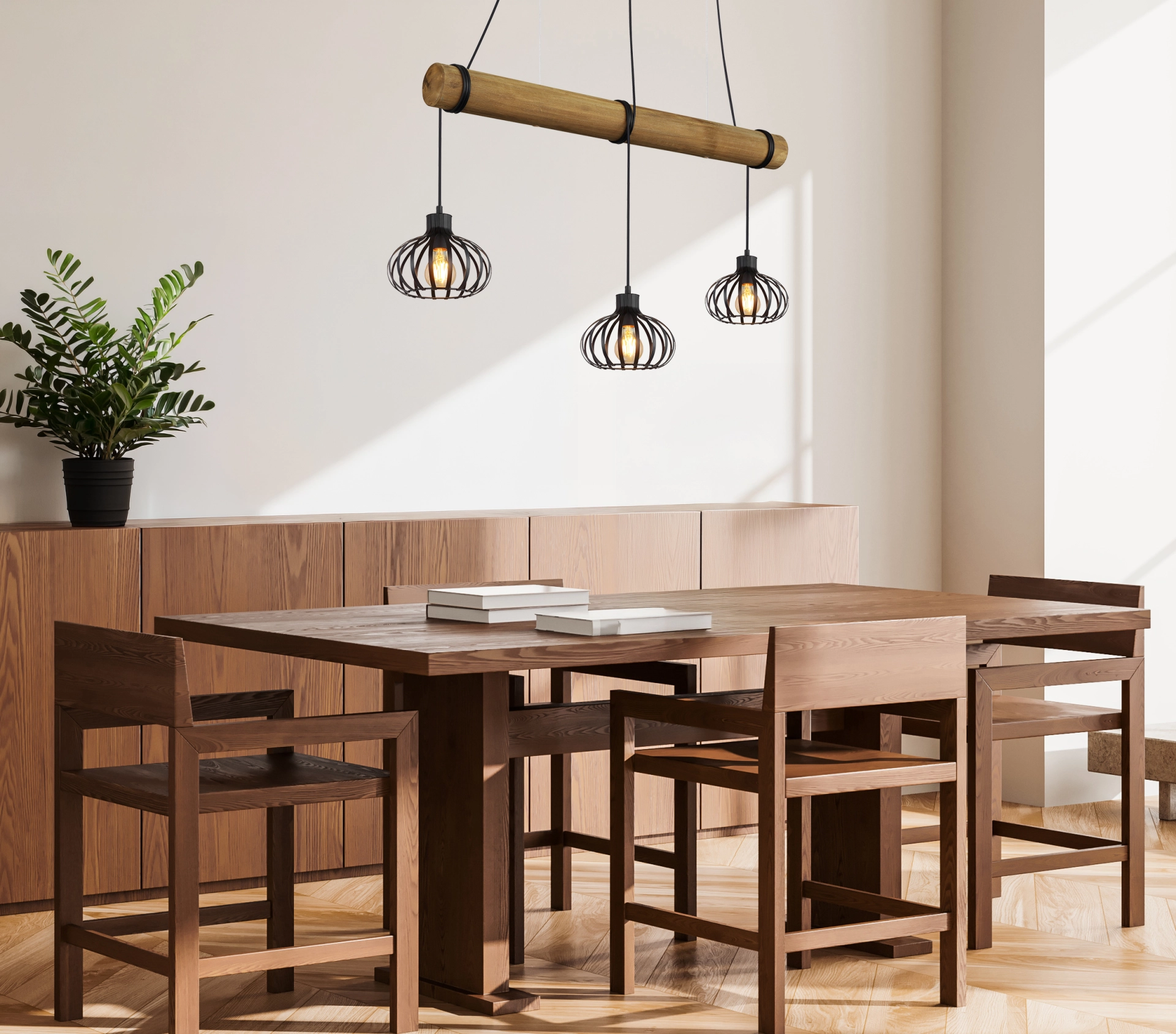 Hängeleuchte CALDWELL von Globo Handels GmbH: Holzbalken mit drei mattschwarzen Metallkäfigen, locker gewickelte Kabel, 3x E27, dimmbar. Moderner, natürlicher Blickfang über einem Holzesstisch im Wohn- oder Essbereich.