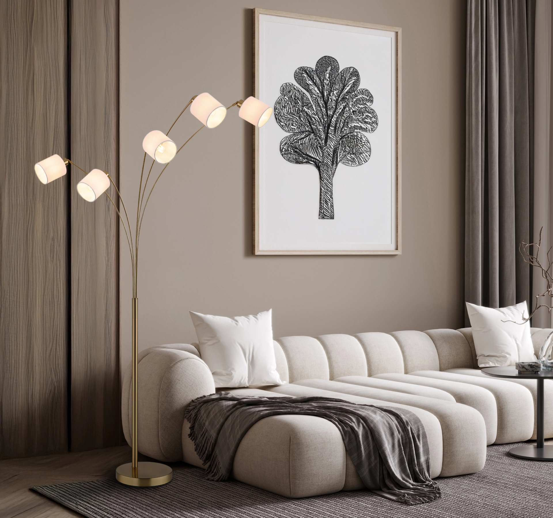 Wohnzimmer mit TRUETT Stehleuchte von Globo Lighting: messingfarbener Metallkorpus, runder Sockel, fünf schwungvolle Arme mit weißen Leinenschirmen, warmes Licht; E27-Fassungen, elegantes Design für Innenräume neben cremefarbenem Sofa.