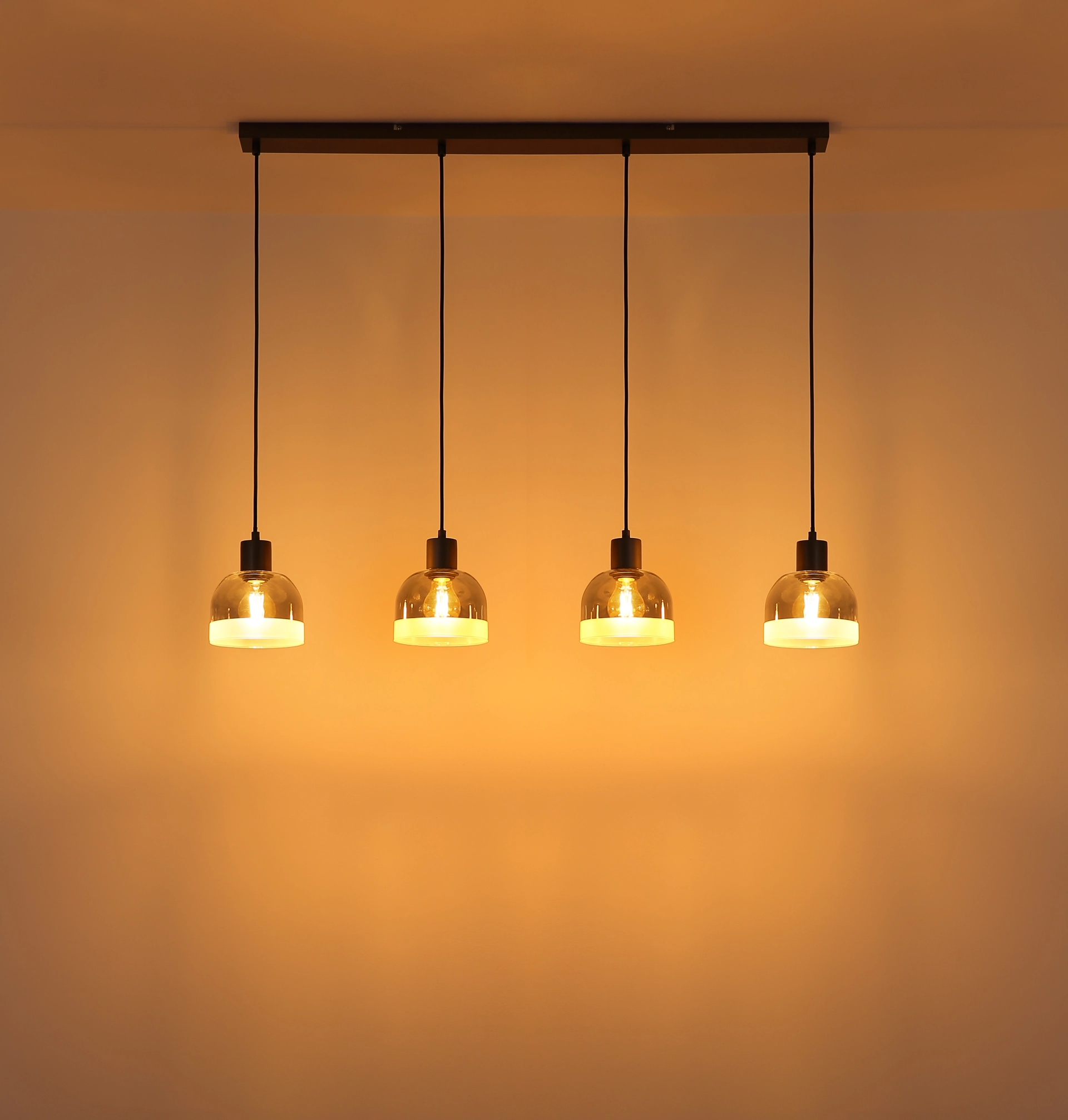 Produktfoto: KAIRO Hängeleuchte 4-flammig, längliche Deckenleiste mit vier Pendeln, Metall schwarz‑chrom matt und rauchfarbenes Glas, warm leuchtend; Hersteller Globo Handels GmbH, Artikel 54048-4H