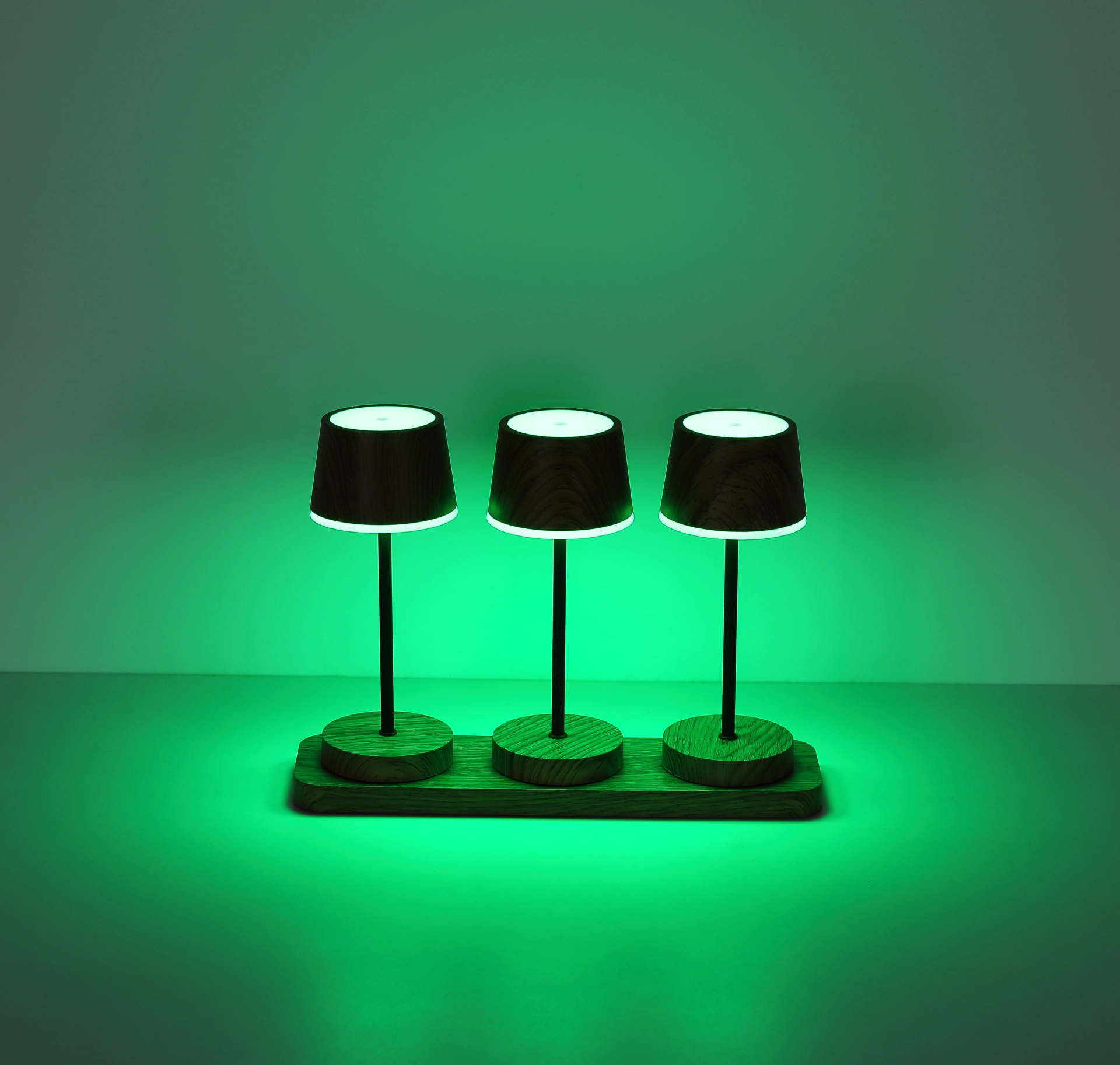 Drei DAWSON Tischleuchten in dunkler Holzoptik mit grüner Beleuchtung auf Holzbasis, Globo Handels GmbH