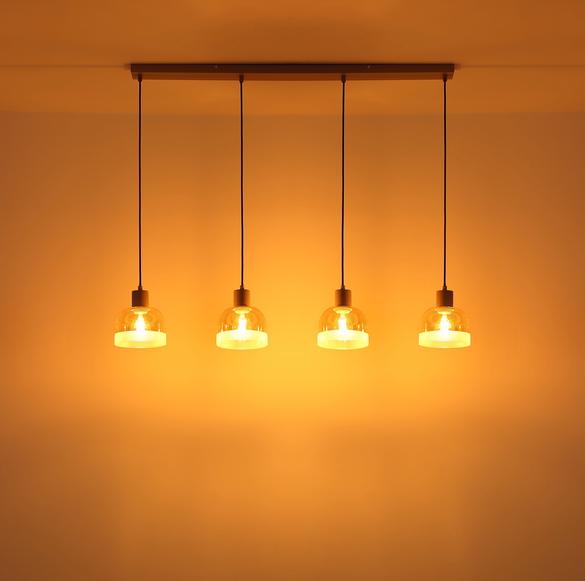 Vierflammige Pendelleuchte KAIRO mit amberfarbenen Glas-Schirmen und warmem Licht; Deckenbalken in sandfarben matt. Hersteller: Globo Handels GmbH, Artikel 54048-4HSA – ideal zur Beleuchtung über Esstisch oder Theke.