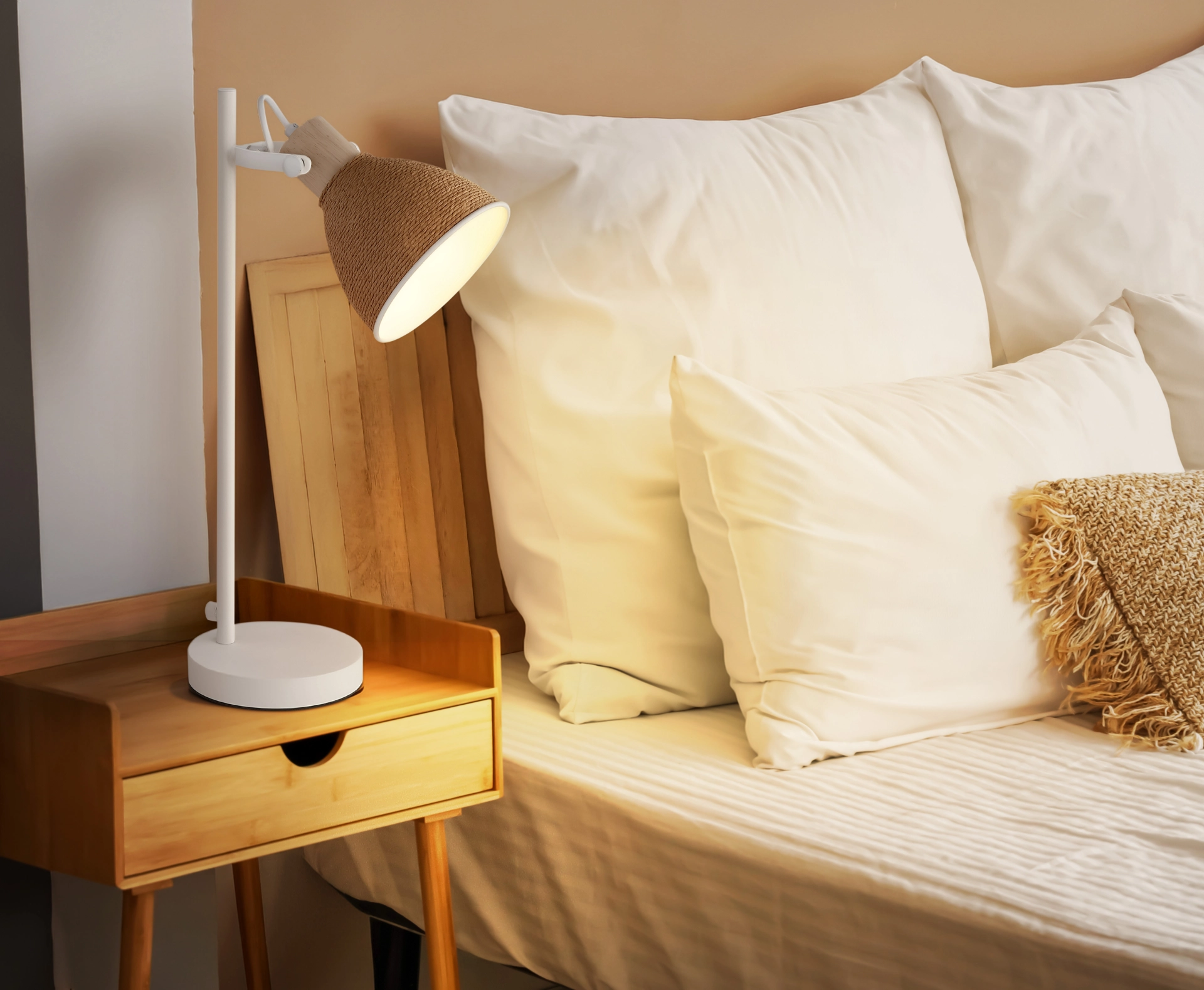 LYNDON Tischleuchte: weißer, geradliniger Metallkörper und runder Schirm mit brauner Papierschnur, leuchtend auf einem Nachttisch; moderne, natürliche Optik von Globo Handels GmbH, Modell 16466T.