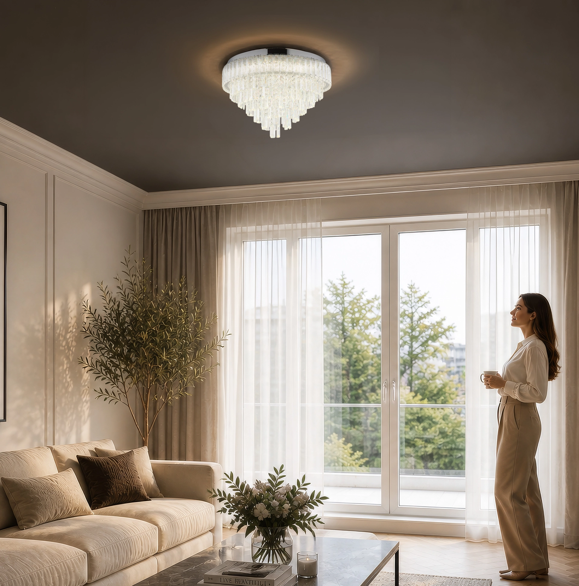 Wohnzimmer mit montierter CRYSTALIA Deckenleuchte von Globo Lighting: runde Chrom-LED (Ø 58,5 cm) mit klarem K9-Kristallbehang, 4200 lm, CCT 2700–6000 K, dimmbar; edles Lichtspiel über Sofa und Couchtisch.