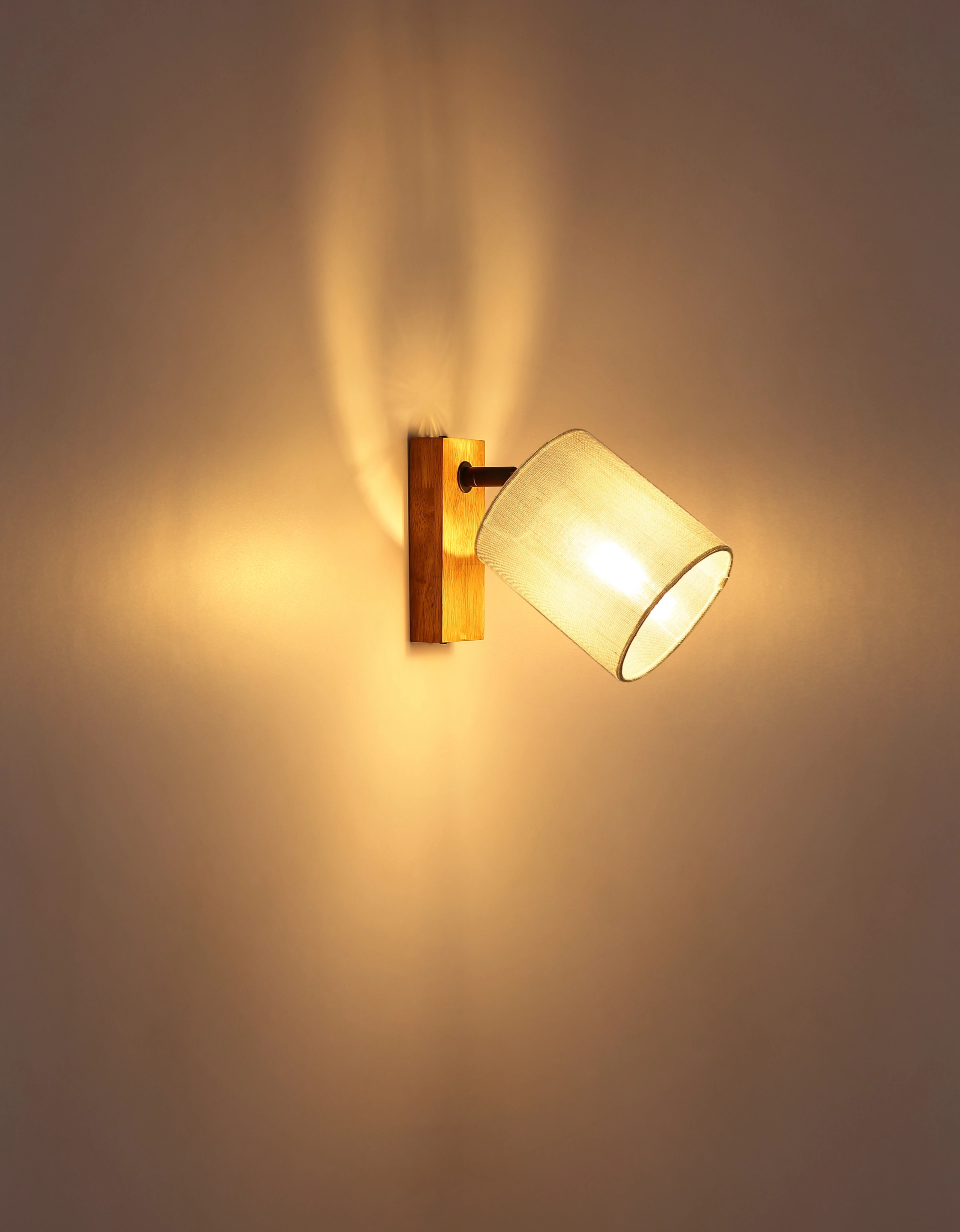 JULE Wandstrahler aus Holz in Braun mit Stoffschirm, warmes Licht an Wand, Globo Handels GmbH, Art.-Nr. 81600146 – Strahler für Wohnräume