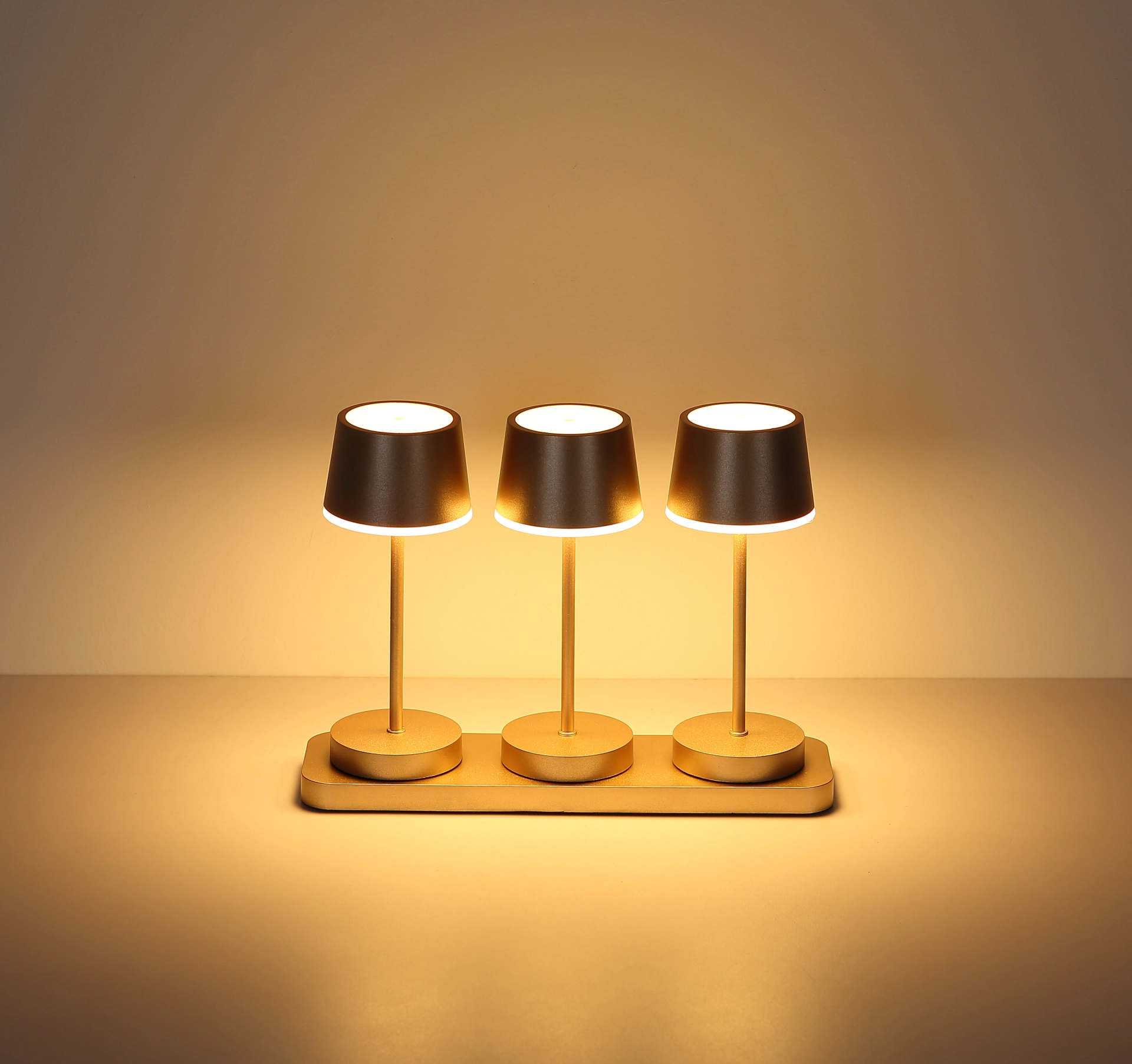 DAWSON Dreifach-Tischleuchte aus Metall mit champagnerfarbenem mattierten Finish, drei Leuchten auf einer gemeinsamen Basis, Globo