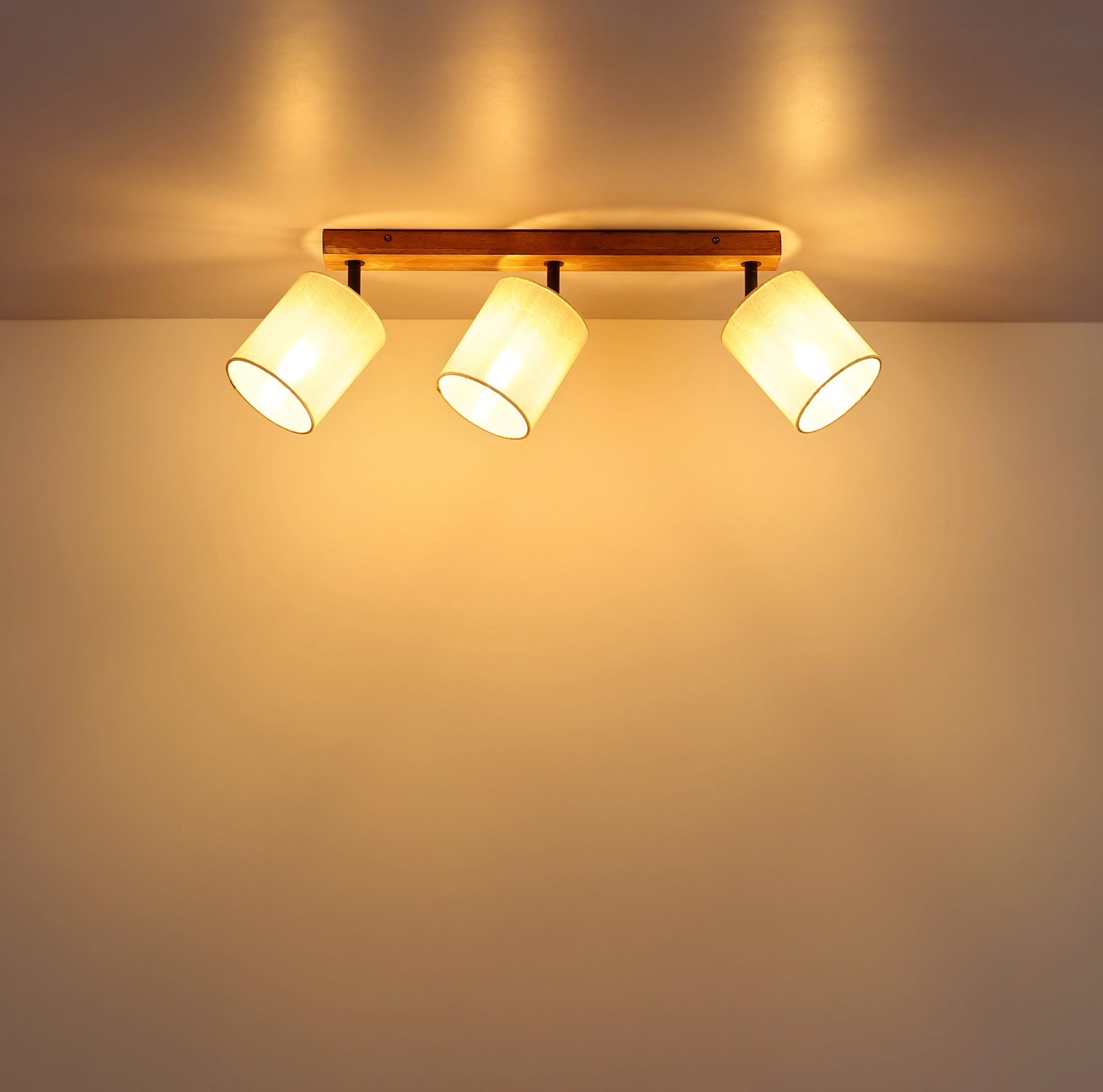 Produktbild: JULE Deckenstrahler 3-flammig, Holz braun, warmweiß strahlende Spots an rechteckiger Deckenplatte; Hersteller Globo Handels GmbH, Modell-Nr. 81600346 – ideal für Wohnräume, gerichtetes Licht.