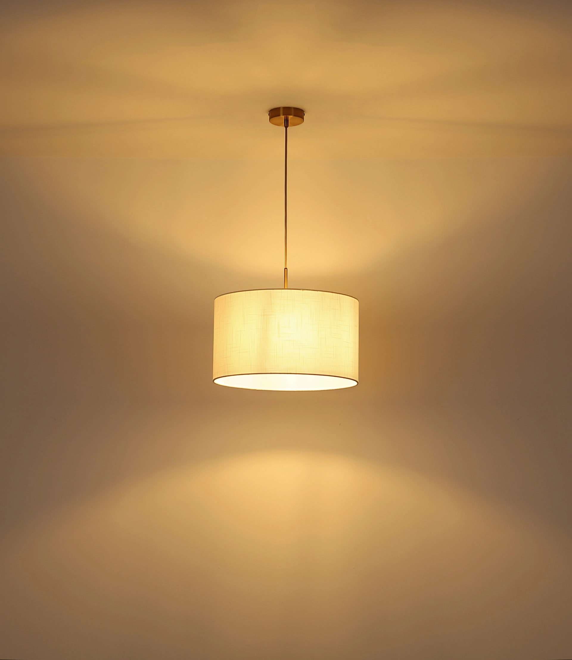 TRUETT Pendelleuchte: messingfarbener Metallkorpus, matt finish, Leinen weißer Lampenschirm – stilvolle Beleuchtung für Wohn- und Essbereiche, hergestellt von Globo Handels GmbH.