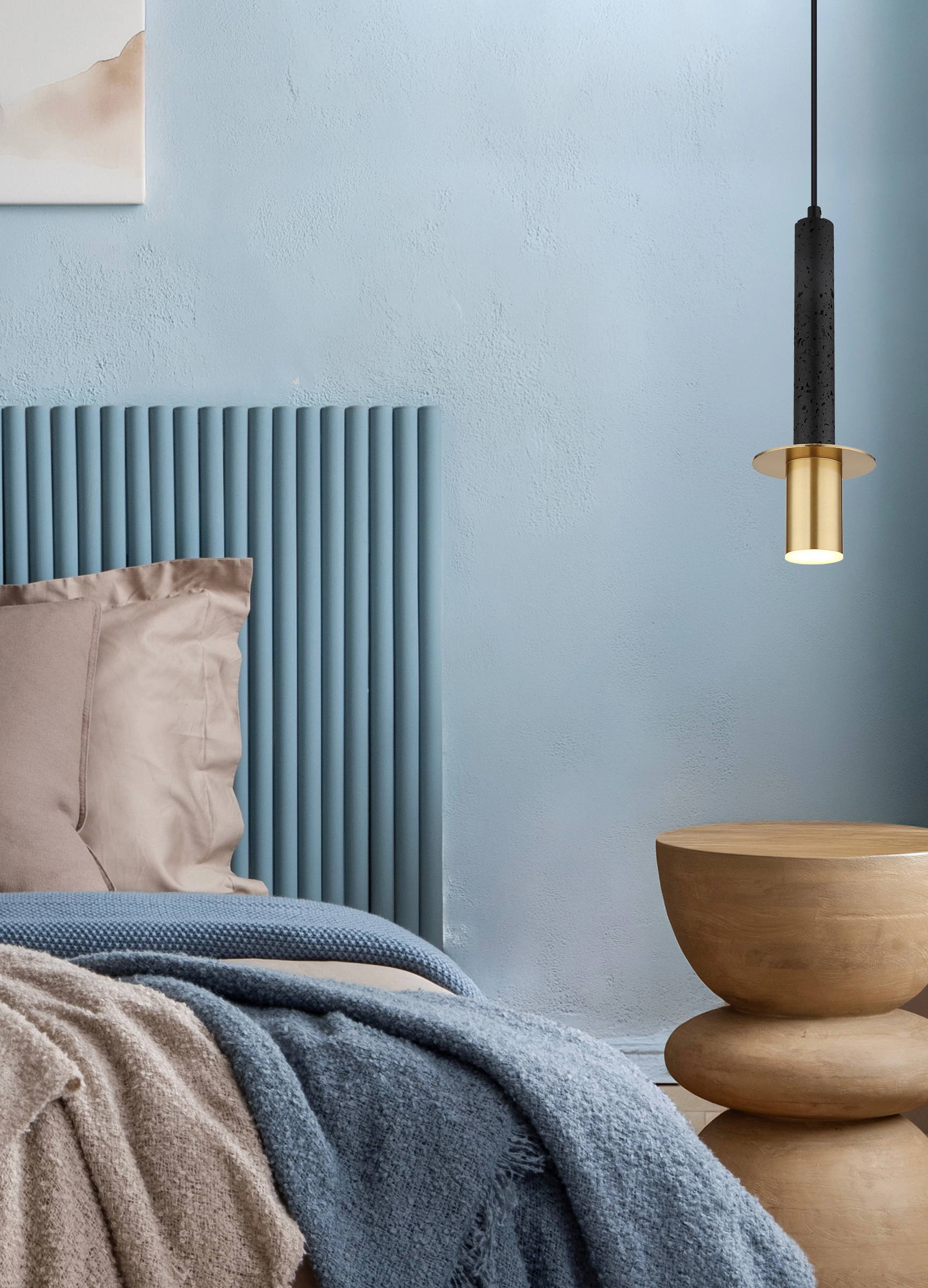 Hängeleuchte SHANNA von Globo Handels GmbH aus schwarzem Travertin mit messingfarbener Scheibe und mattschwarzem Korpus, über einem Nachttisch im Schlafzimmer; Innenleuchte, GU10 LED je Leuchtmittel dimmbar, Ø120 mm, modernes Vintage-Design.